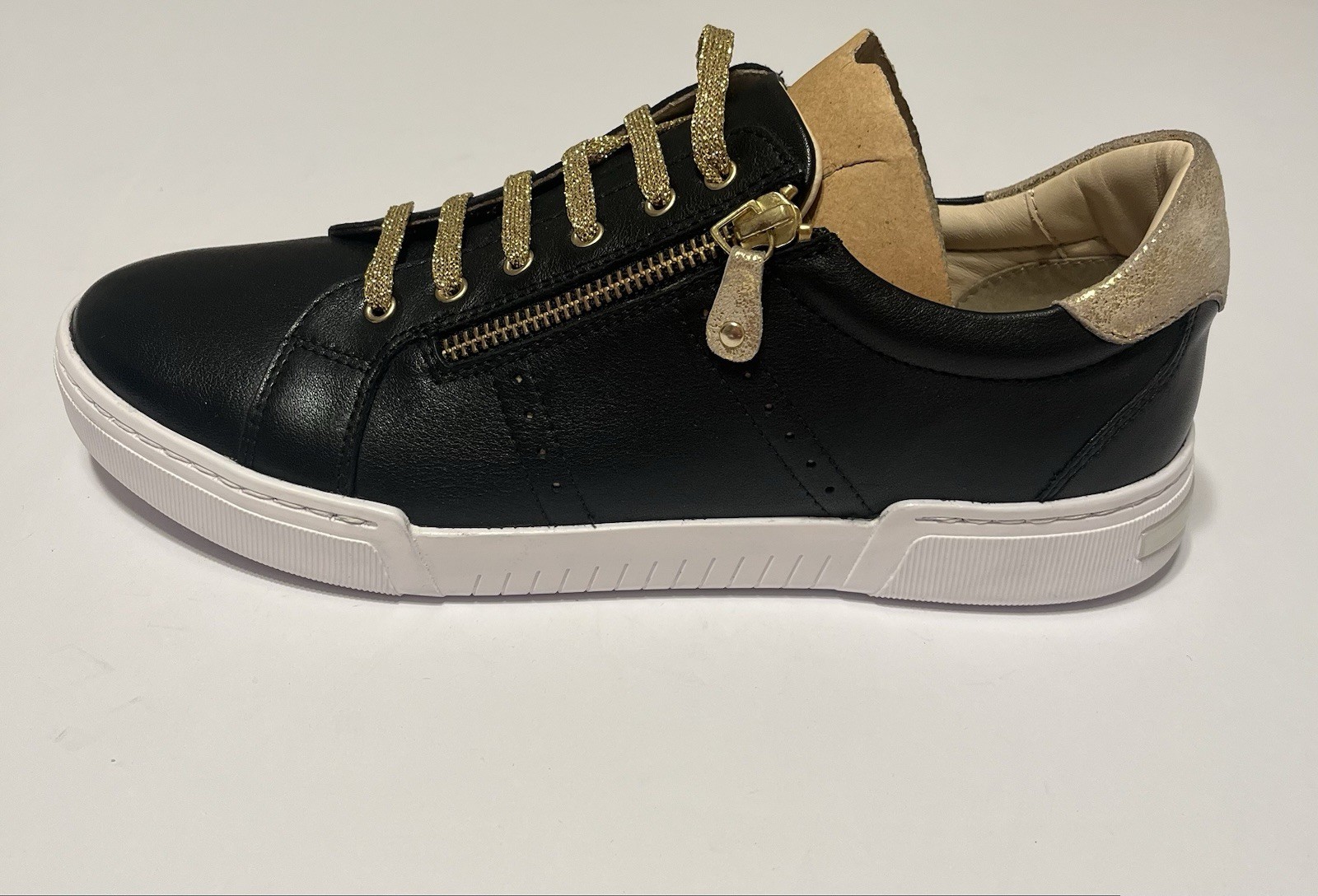 Jatarea Tara Women’s Shoes Size 8.5 Black Gold Lace-Up Sneakers New