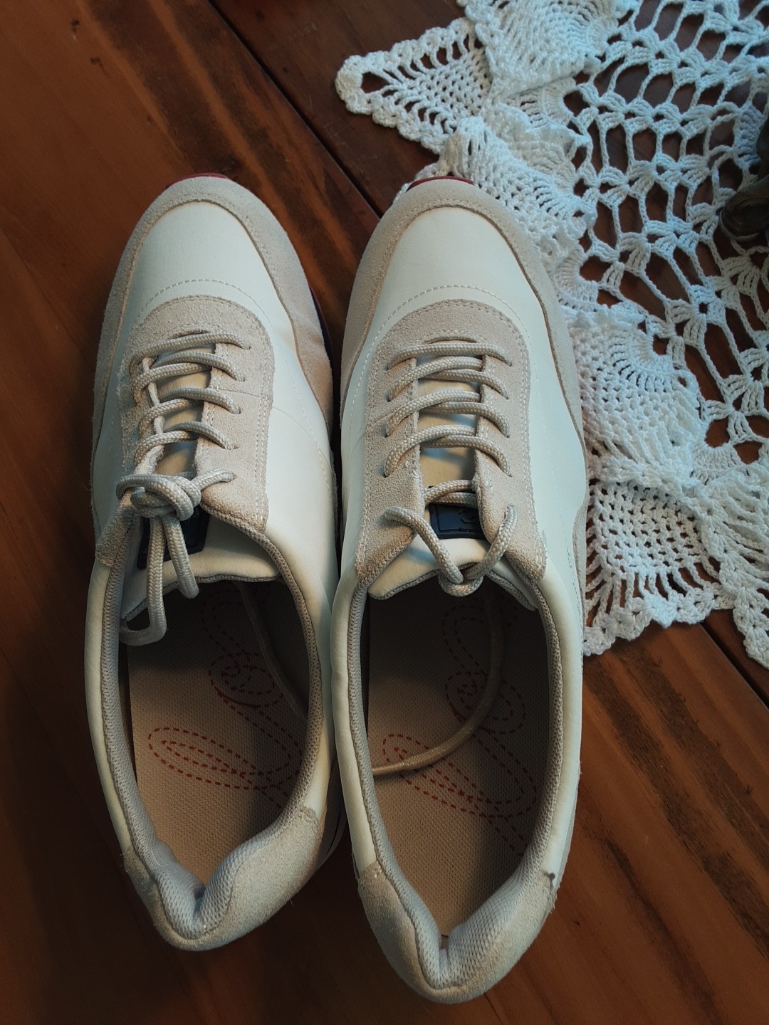 ED Ellen Degeneres Fabrey Sneakers Size 10 Beige Red Lug Sole