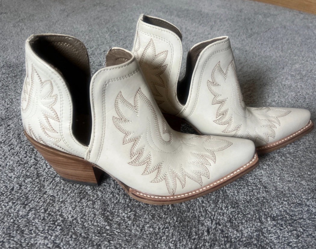 Women’s Ariat Women’s Dixon Ivory Leather Western Bootie 9