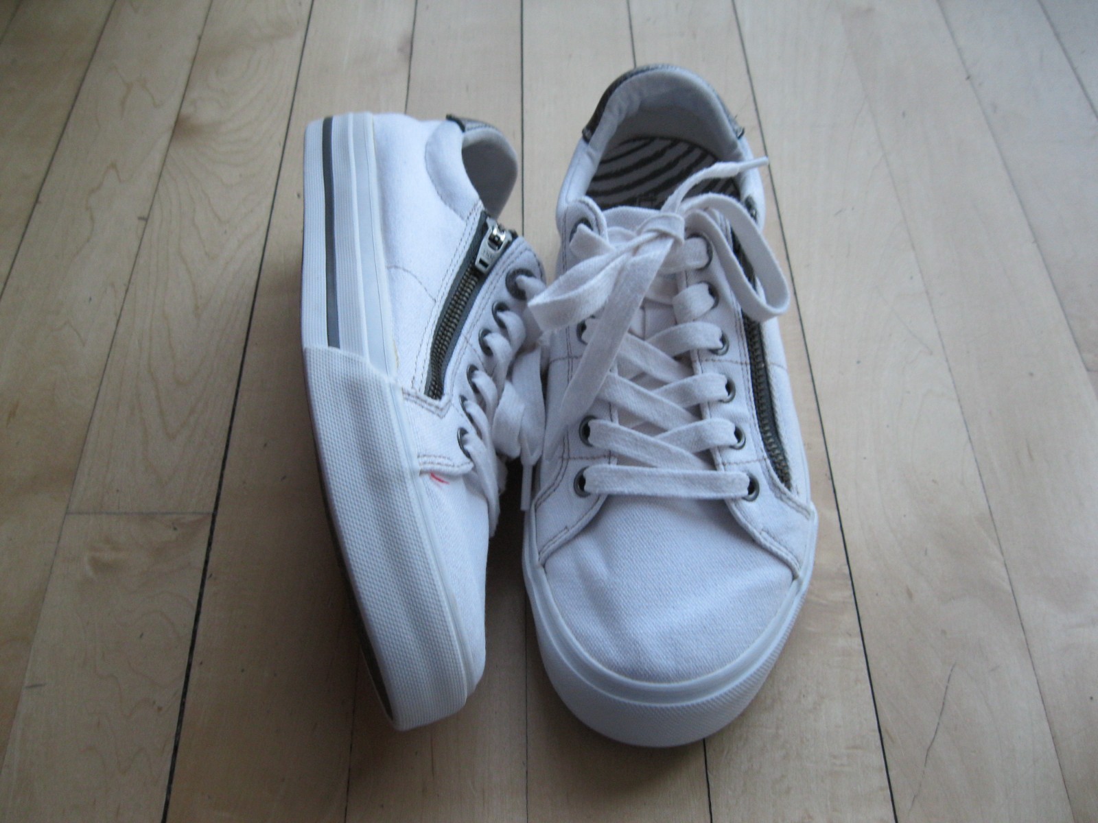 Taos Z Soul Canvas Arch Support Zipper On Low Sneaker White Pewter Women 7.5