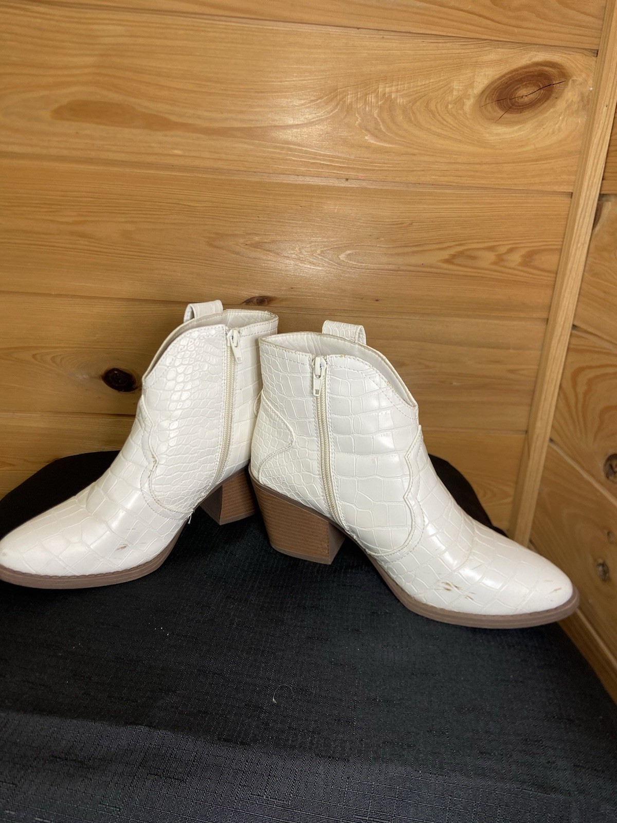Sugar TORCH White Croc Print Ankle Bootie Side Zip Pointed Toe 8M