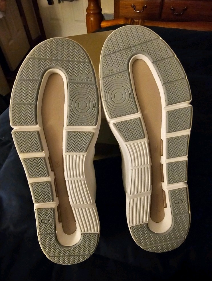On THE ROGER Advantage Men’s Low Top Lace-Up Sneaker White Gray