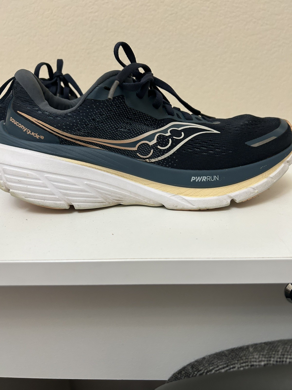 Saucony Guide 18 Women’s size 9.5 Running Shoes S10998-162 ‘navy/apricot’