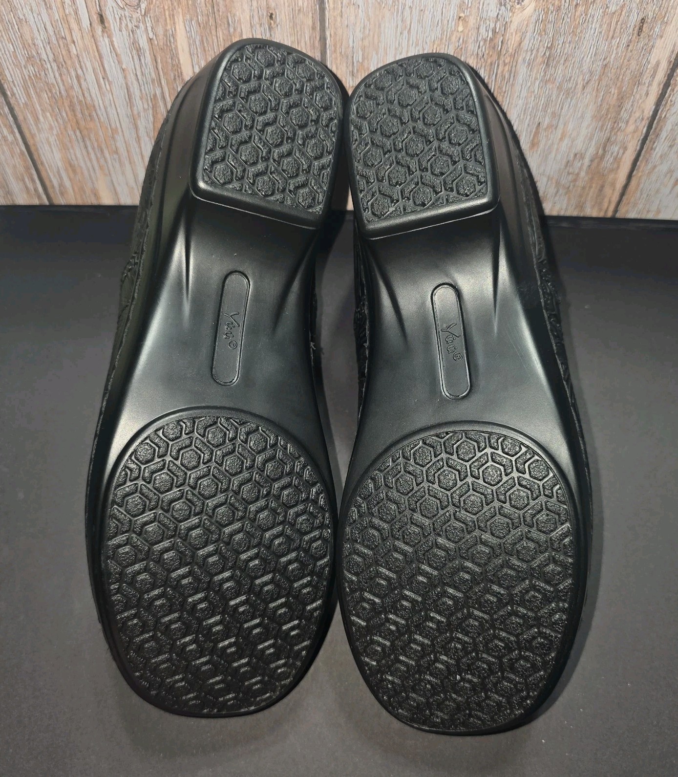 Yuu Bethanee Black Tooled Embossed Leather Floral Paisley Clogs Slip-On Shoes 8W