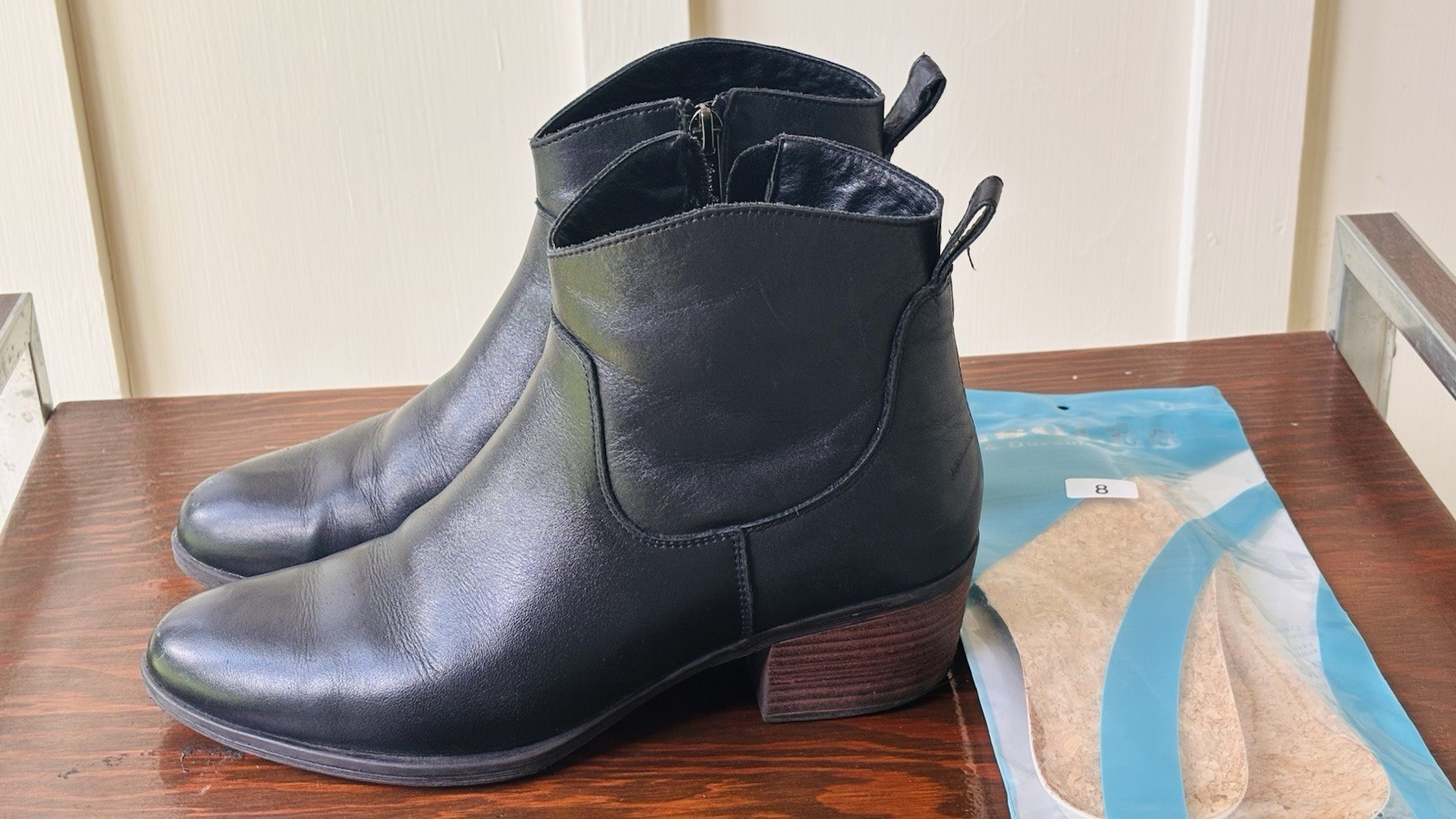 Vepose Women’s Black Leather Ankle Boots Round Toe Zip Block Heel US 8