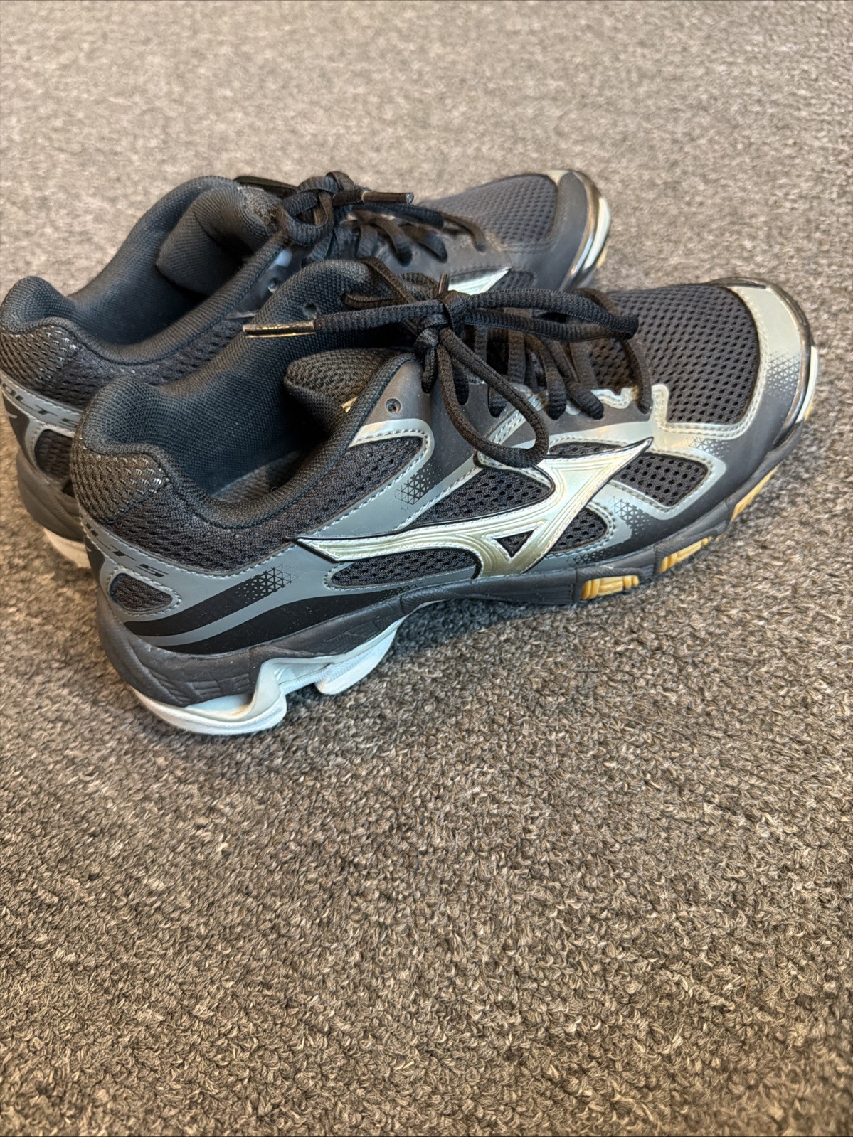 Mizuno Women’s Wave Bolt 5 Black/Silver Athletic Shoe Women’s Size 7.5 Sneakers