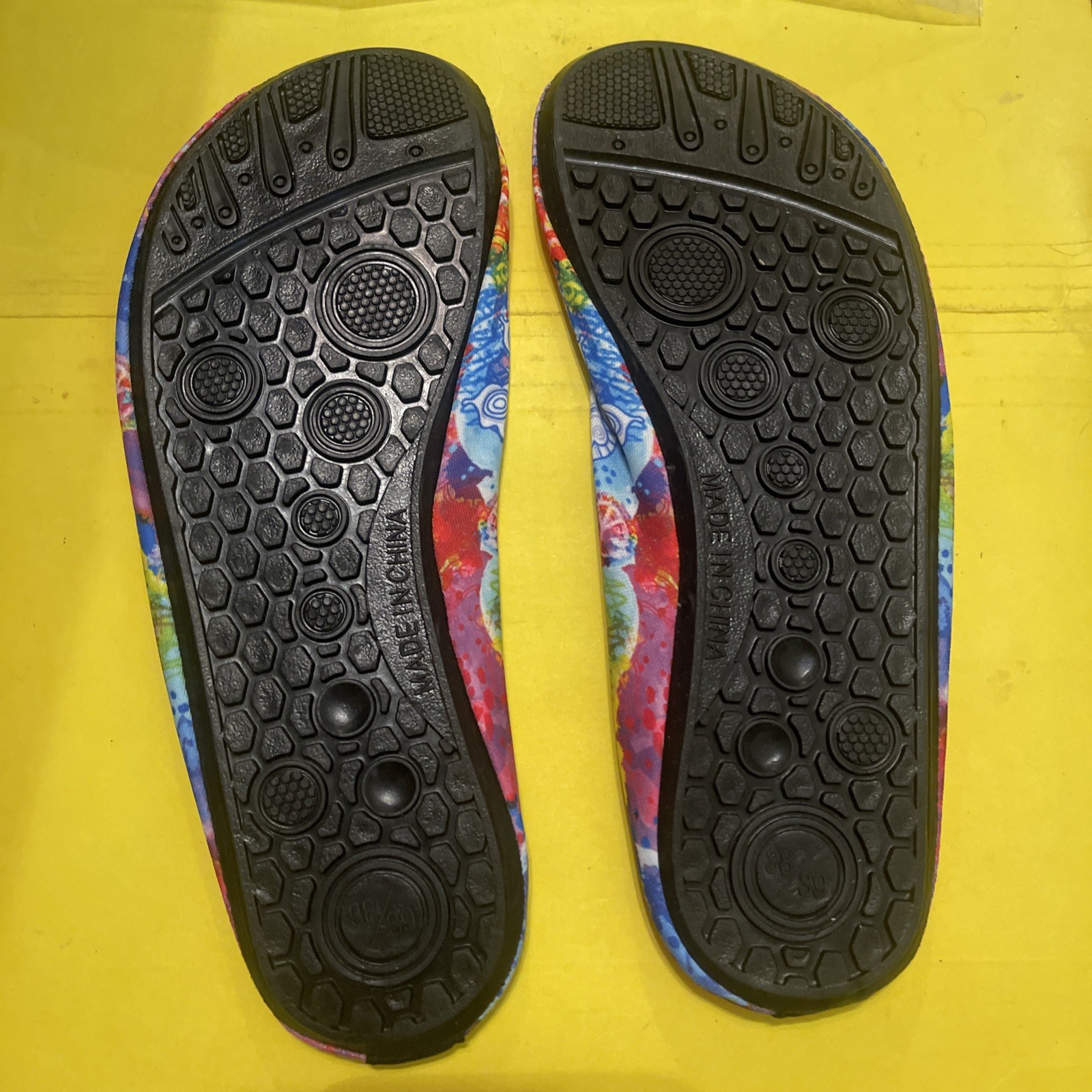 Yes We Vibe Womans Water Shoes New 5M / 6M Size Pink Peace Symbol