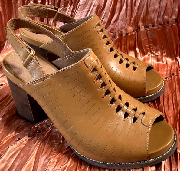 CLARKS ARTISAN BRIATTA KEY SIZE 7 1/2 M. SLING BACK 3 3/8″ BLOCK HEEL
