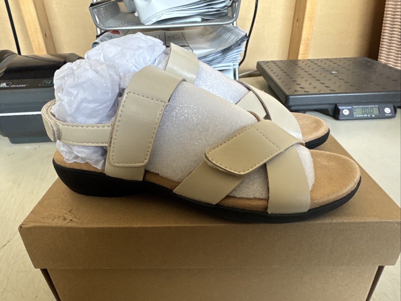 PICK SIZE / COLOR – Trotters T2417 Women River Leather Strap Strap Sandals Shoes