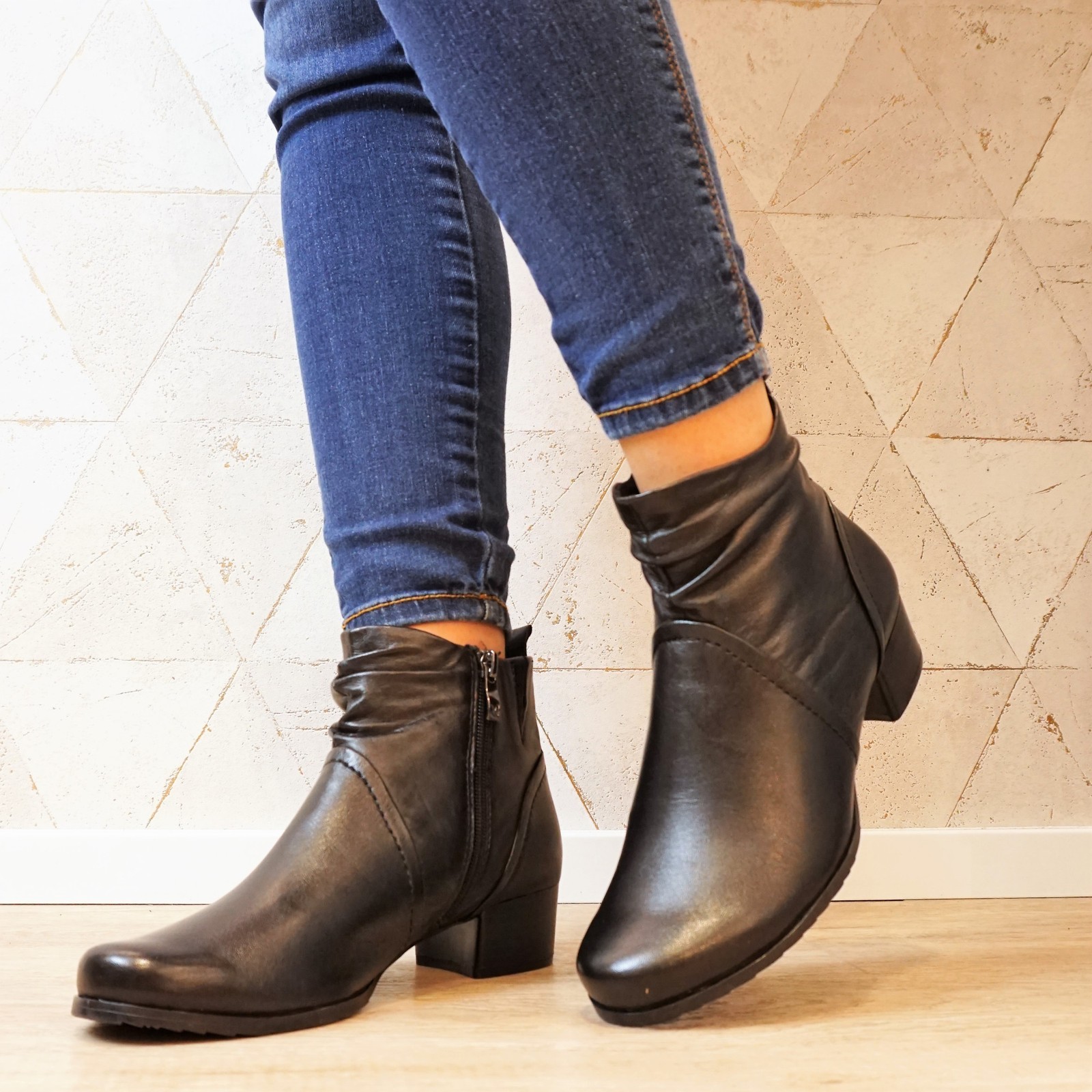 CAPRICE HEEL BOOT IN VERY SOFT BLACK LEATHER WITH REMOVABLE FOOTBED