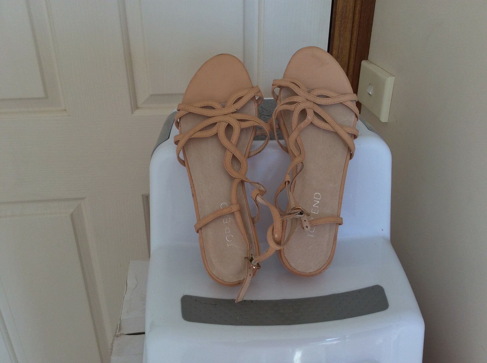 TOP END WOMEN’S DESIGNER FLAT SAMPLE SANDAL SIZE AU 6 / EU 37