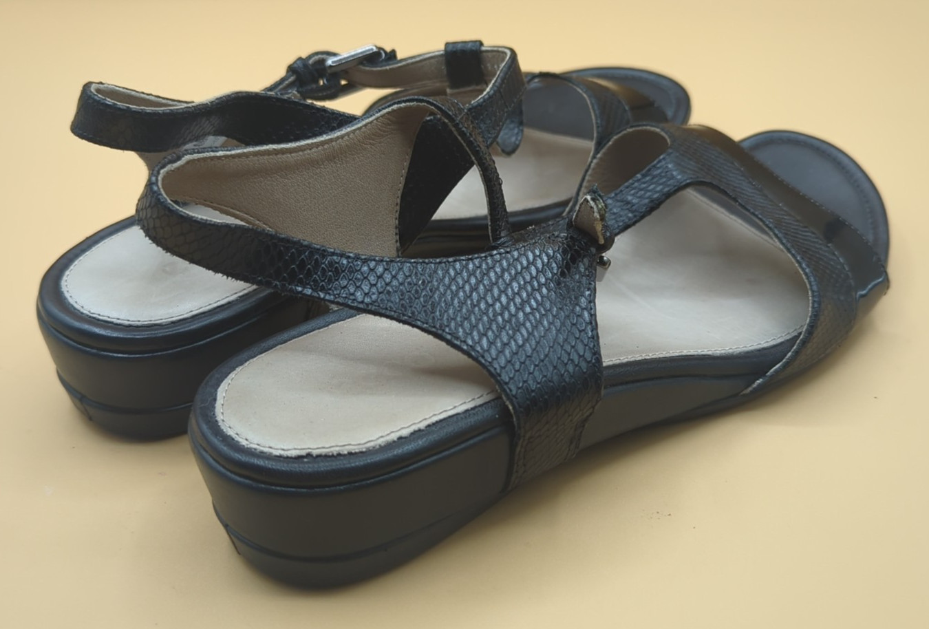 Ecco Touch T-Strap Wedge Black Sandal Womens Sz US 8.5 EU 39 Textured Snake