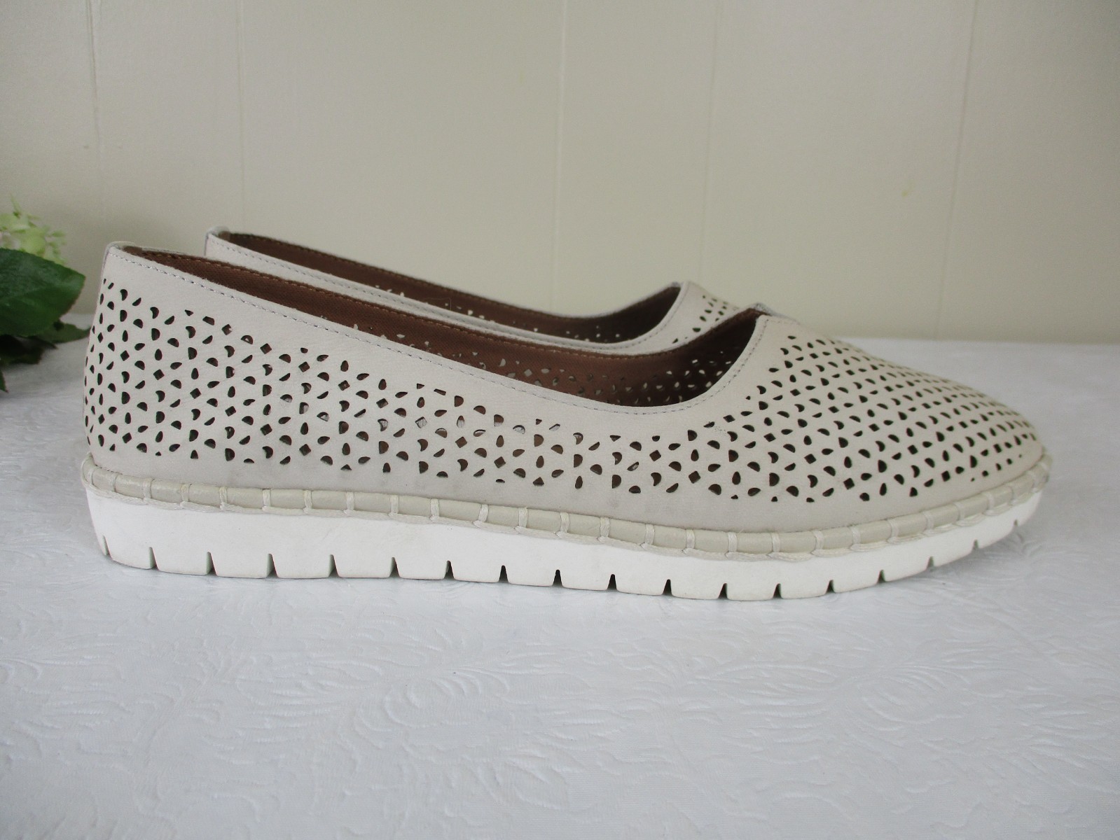 Adam Tucker by Me Too Neela Flats 8.5 Beige Perforated Leather Ballet Shoes