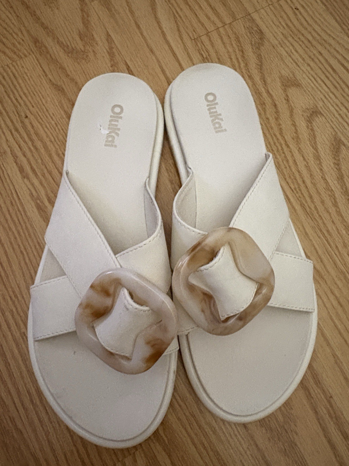 olukai womens 8 Leather Slides