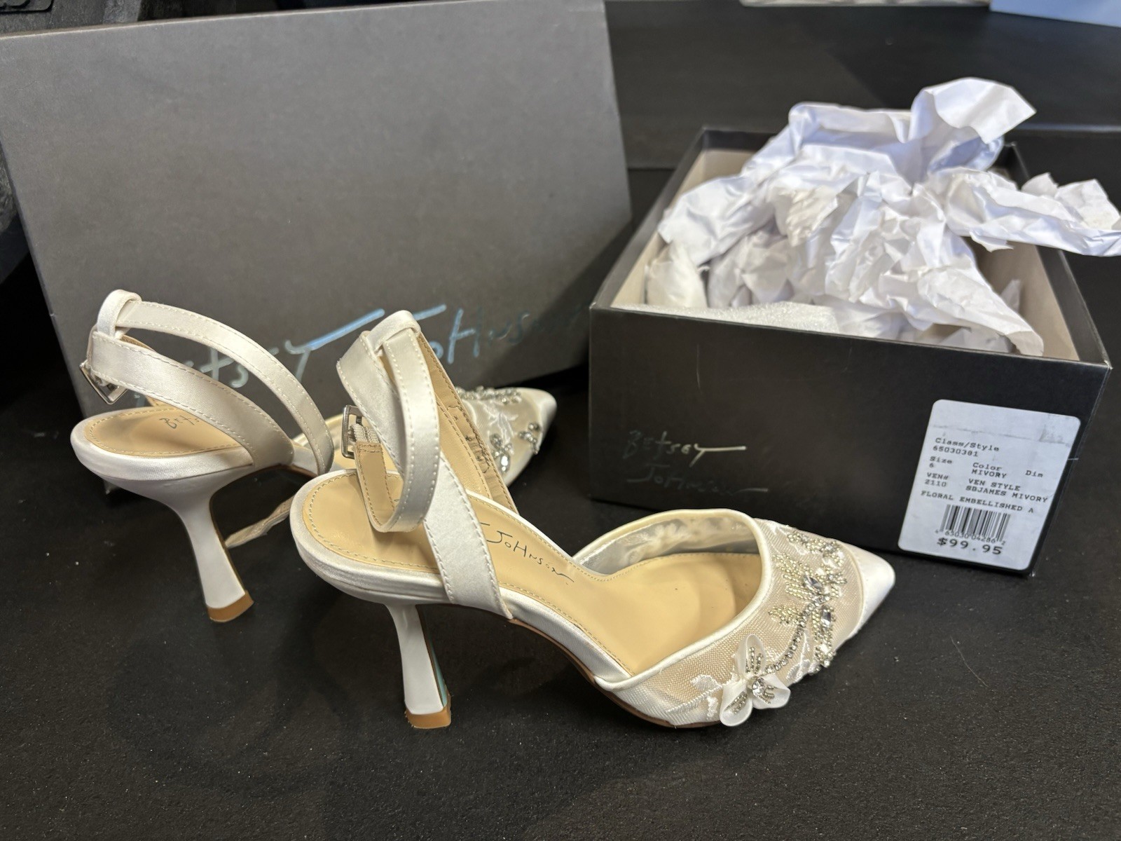 Classy Betsey Johnson Embellished Ivory Wedding Sandals Heels Sz 6 Beautiful