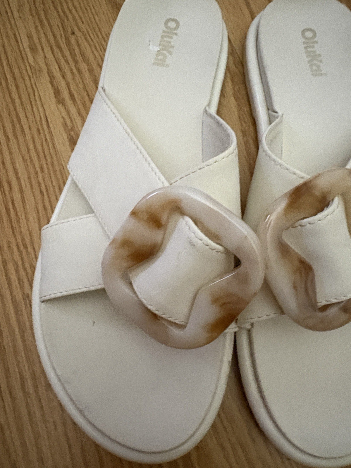 olukai womens 8 Leather Slides