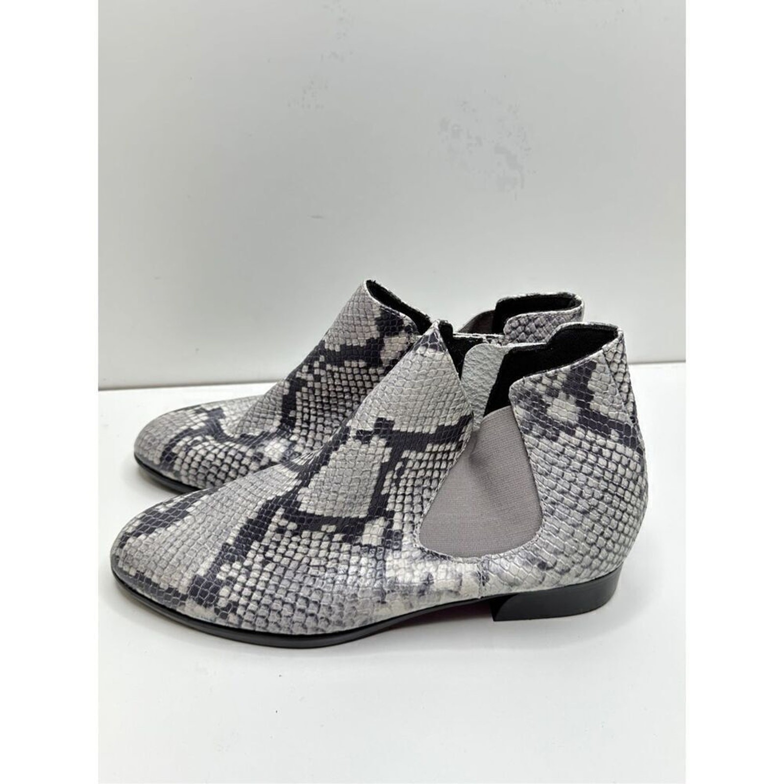 Munro Boots Cate Chelsea Women’s Size 8.5 Snake Print Side Zip Water Resistant