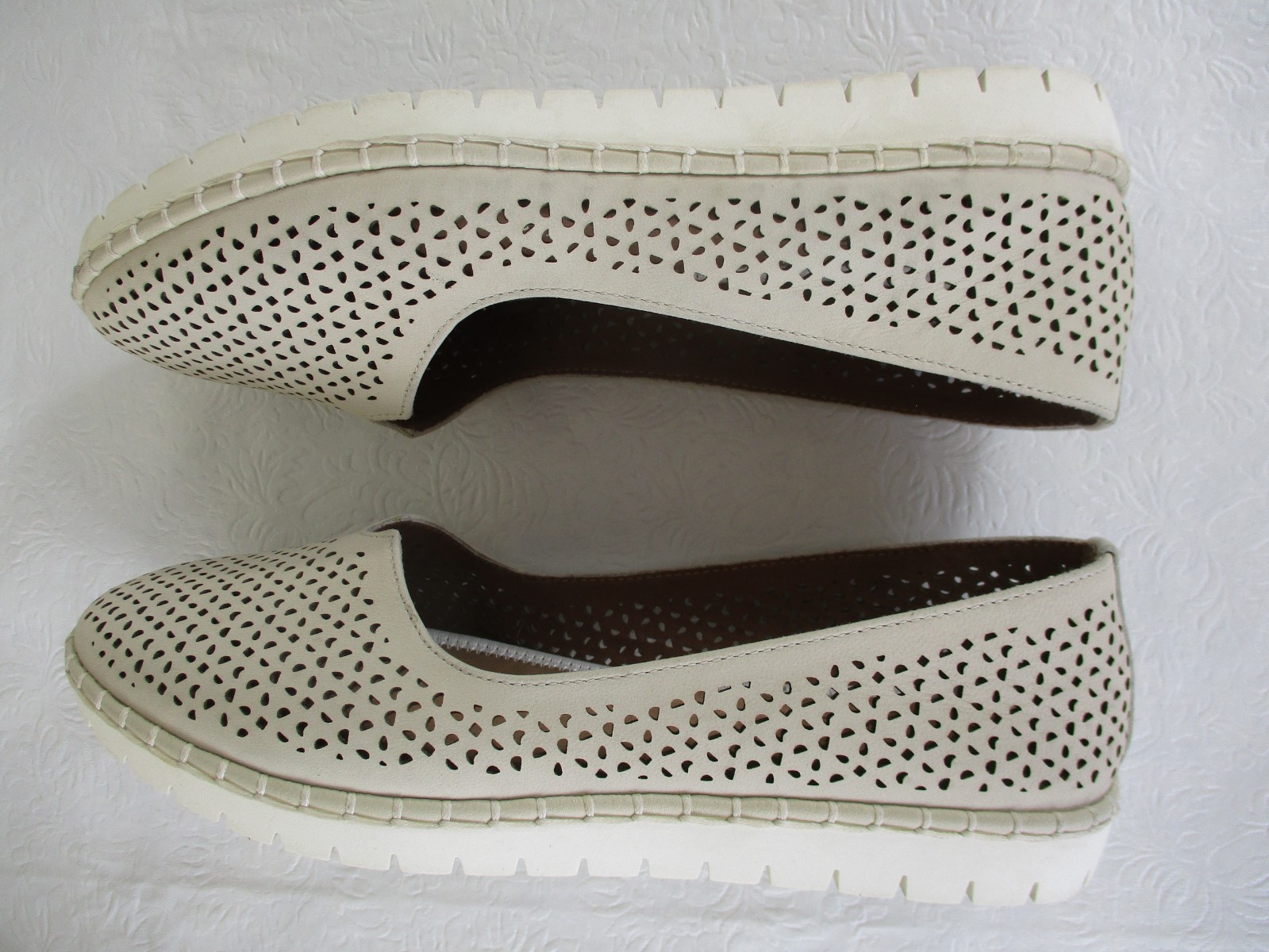 Adam Tucker by Me Too Neela Flats 8.5 Beige Perforated Leather Ballet Shoes