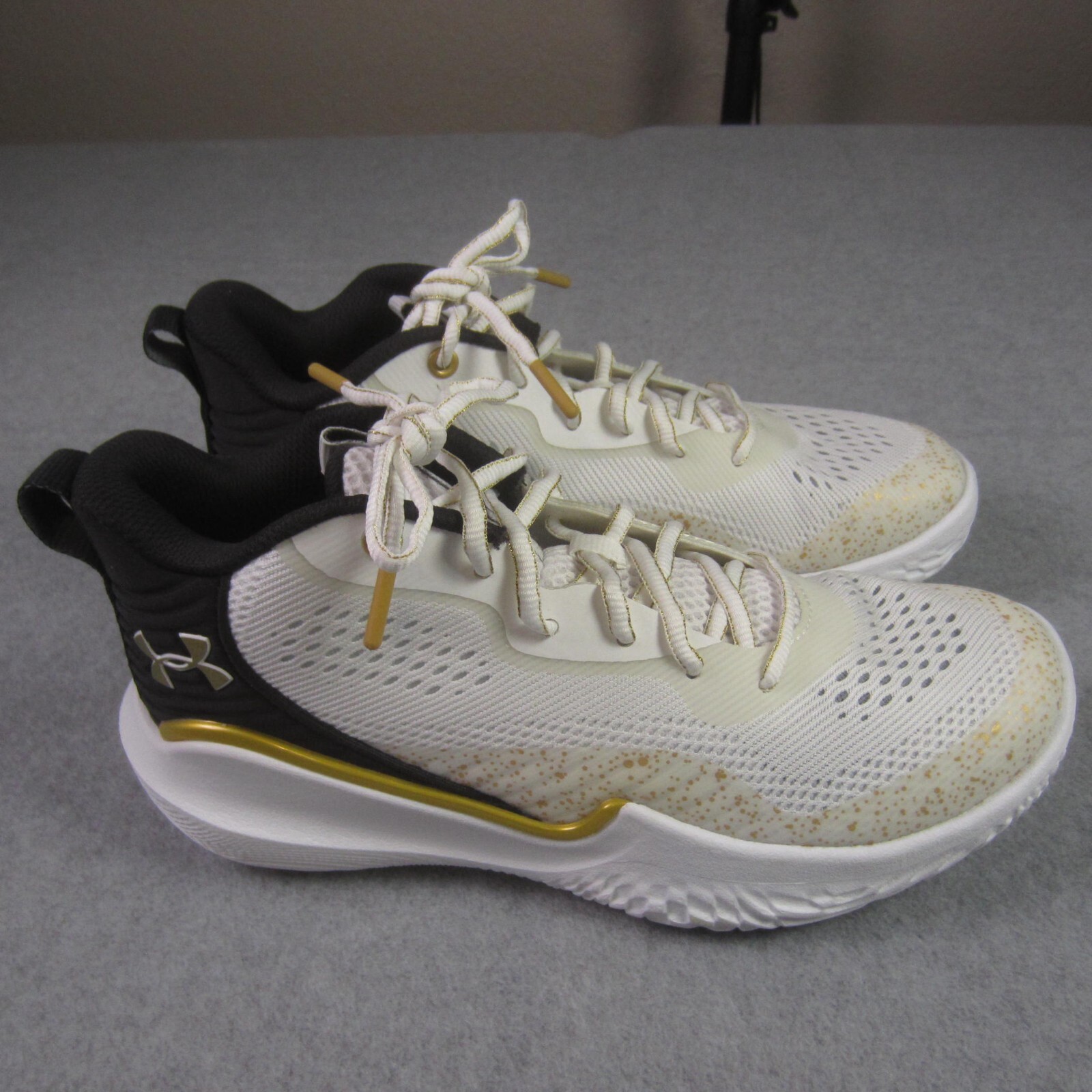 Under Armour Flow Breakthru 2 Womens 11 White Black Basketball Shoes 3024594