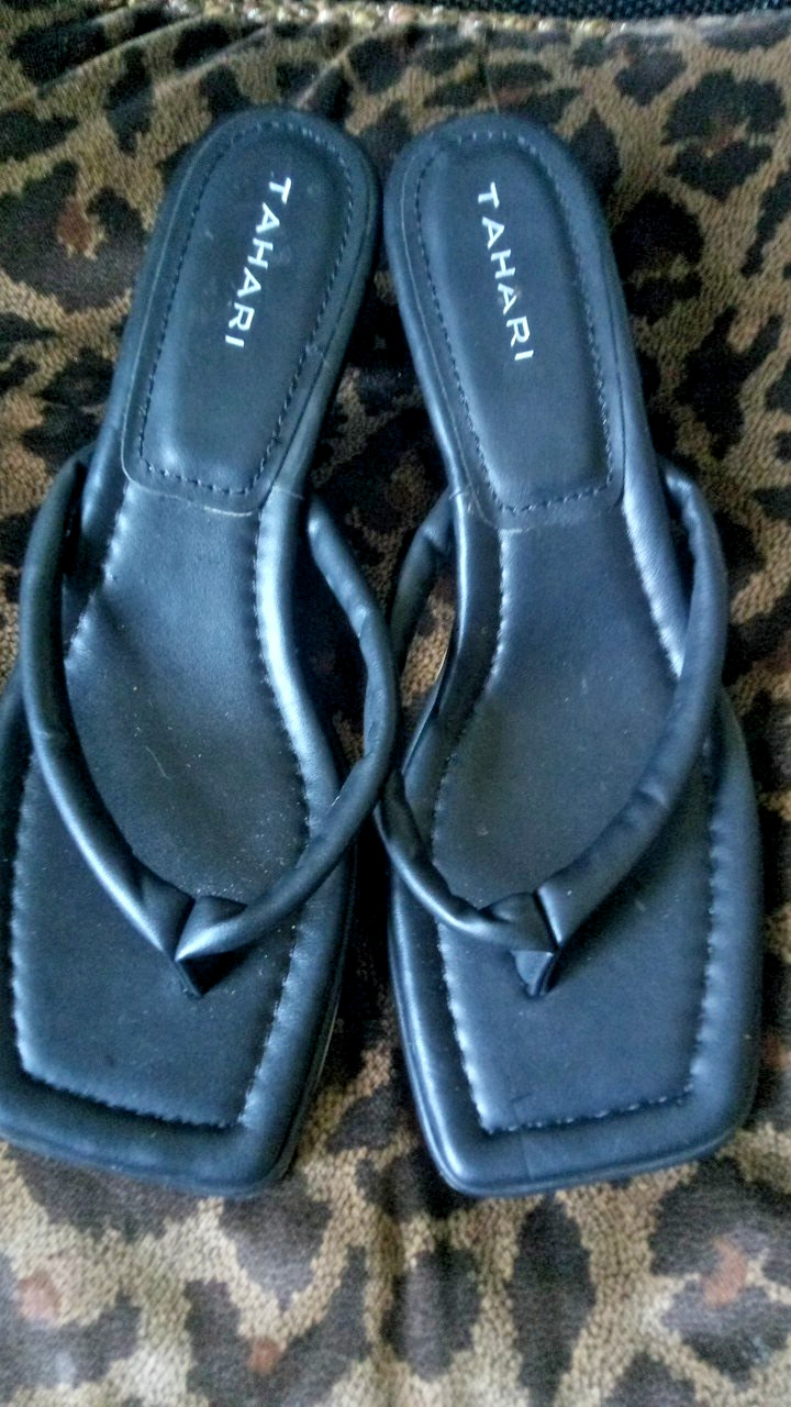 NEW-Tahari Renata Black Flip-Flops 2 inch Kitten Heels Pumps Size 9.5M