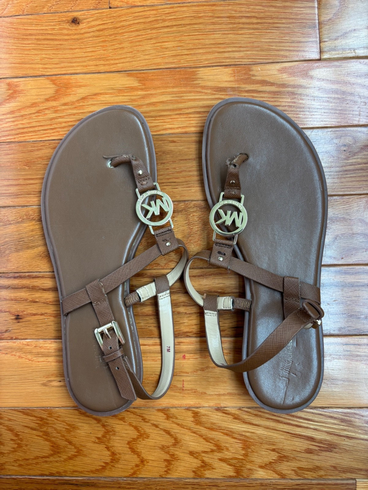 Michael Kors Leather T- Strap Flat sandals Open toe Brown / gold logo ladies 7