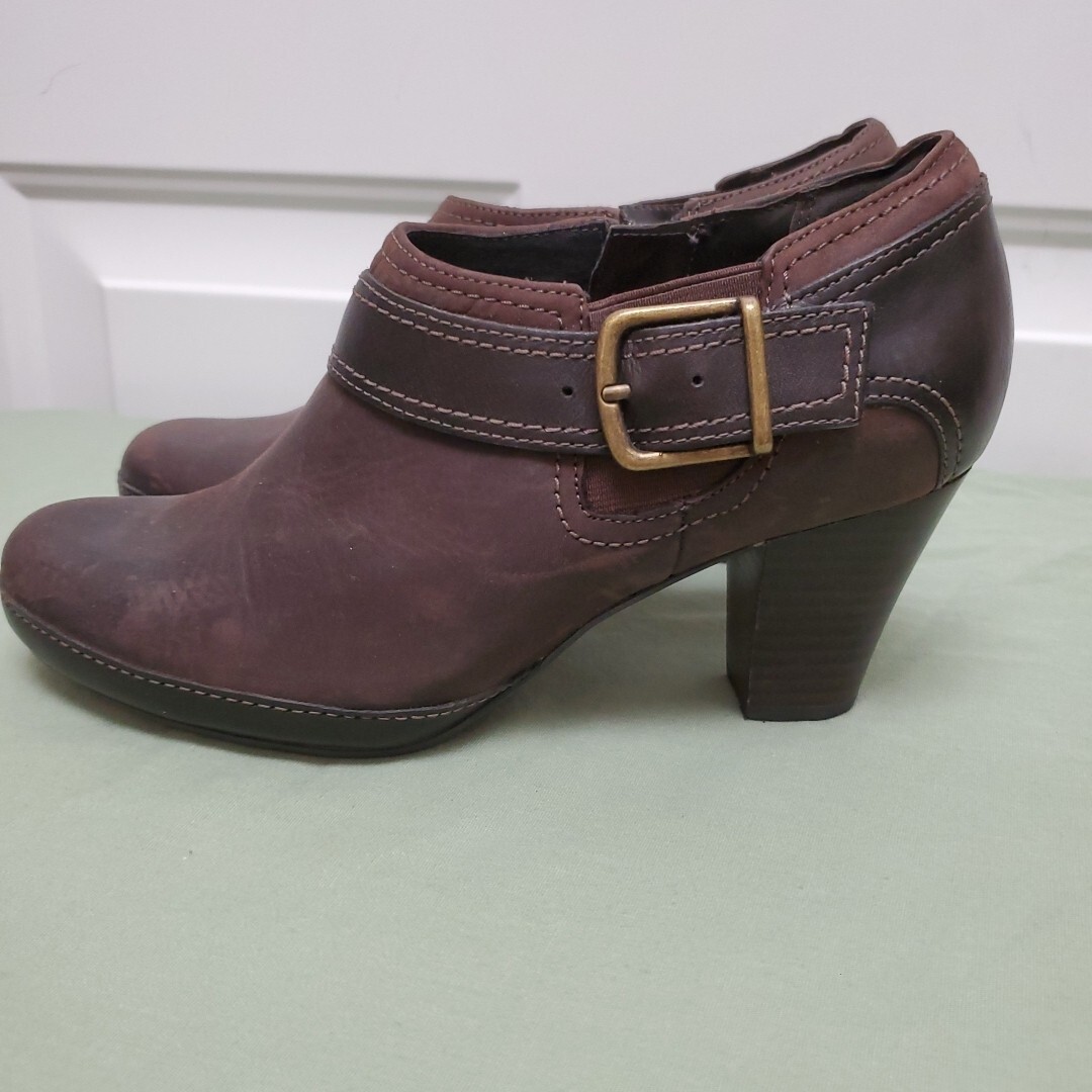 Clarks Artisan Brown Leather Ankle Bootie 8M Buckle Zip 2.75in Cuban Heel Office