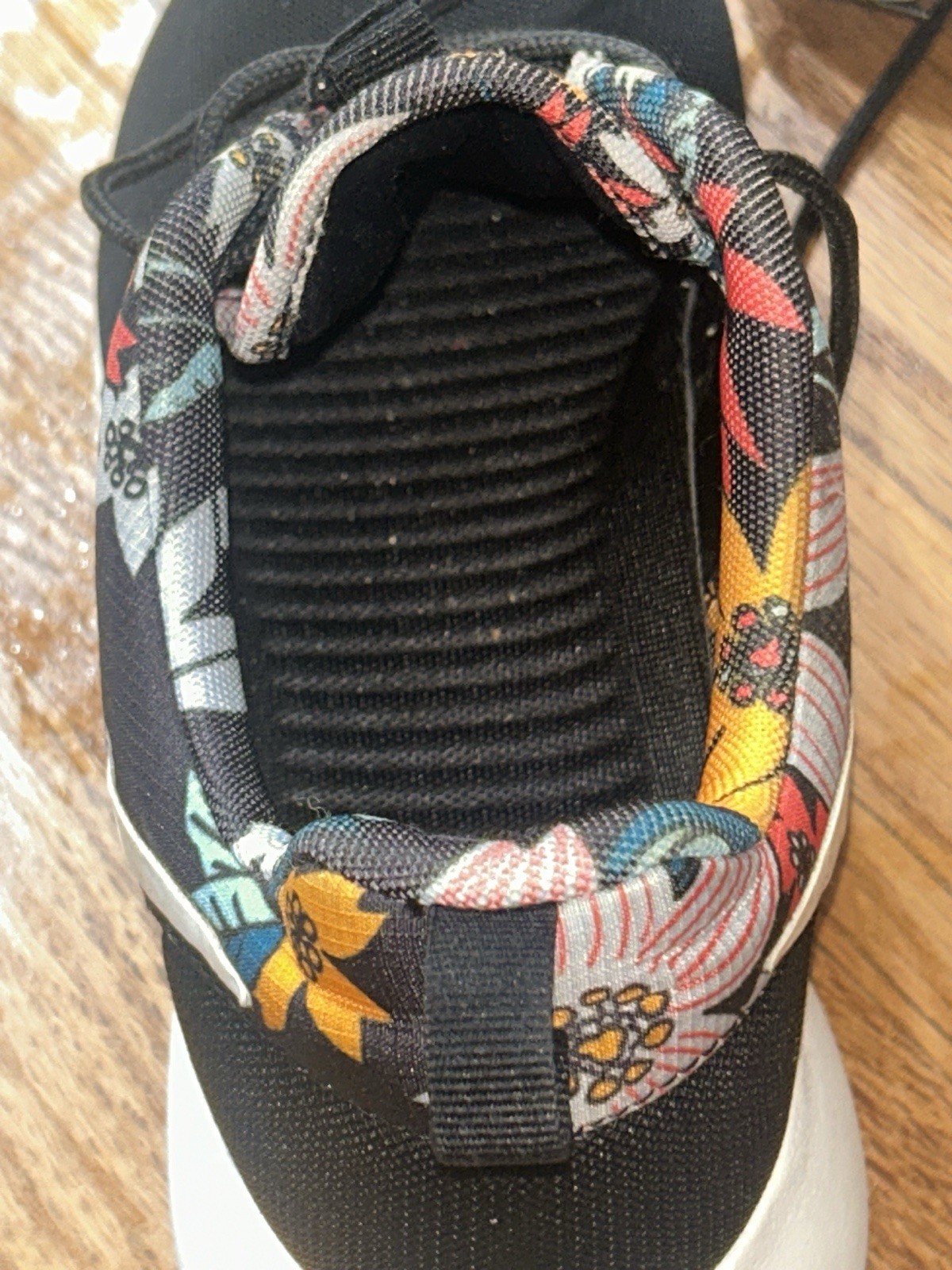 Size 7.5 – Nike Roshe Run Print Aloha W