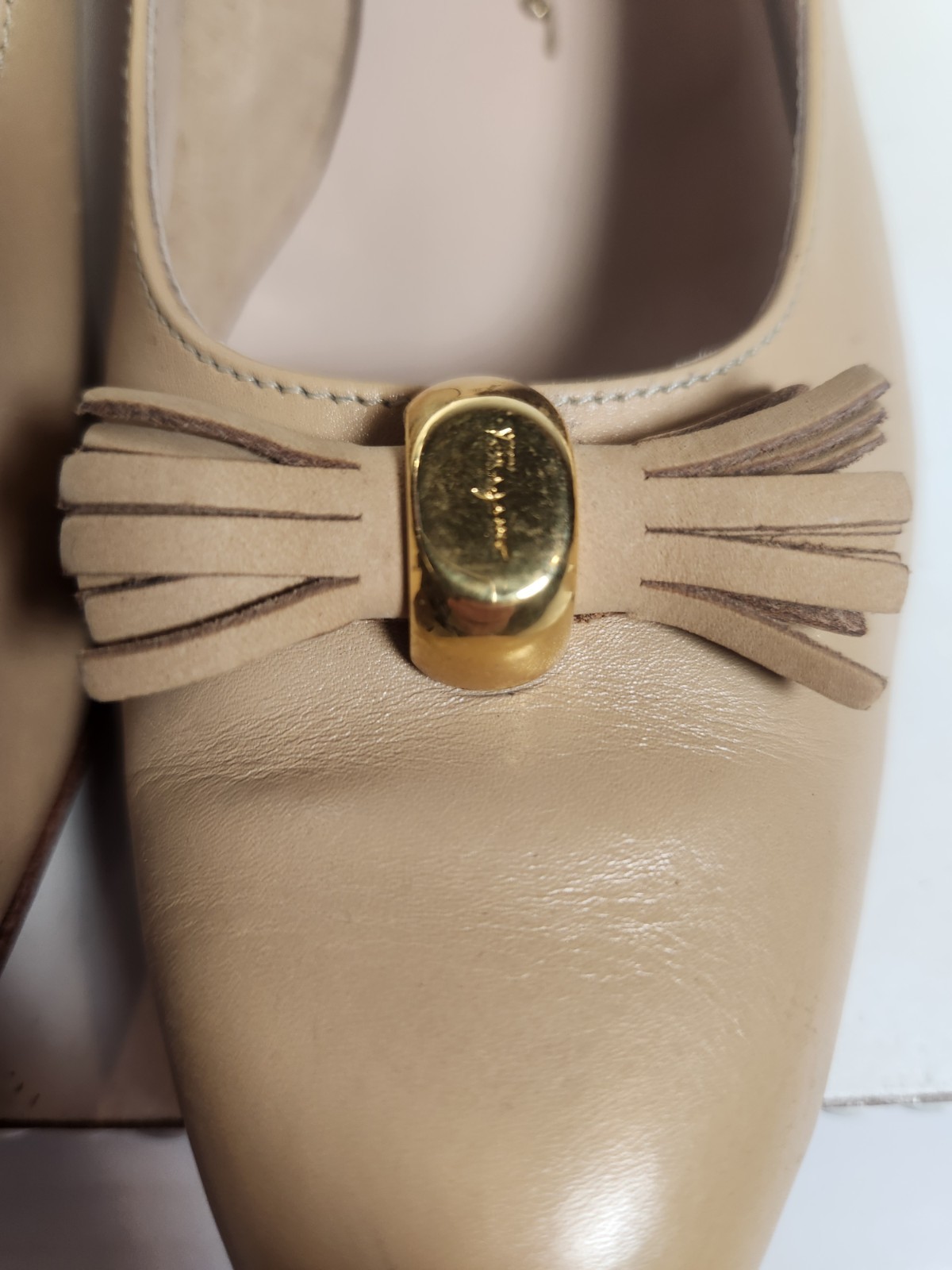 Salvatore Ferragamo Boutique Womens Beige Leather Tassel Low Heel Pump 9.5 AAA