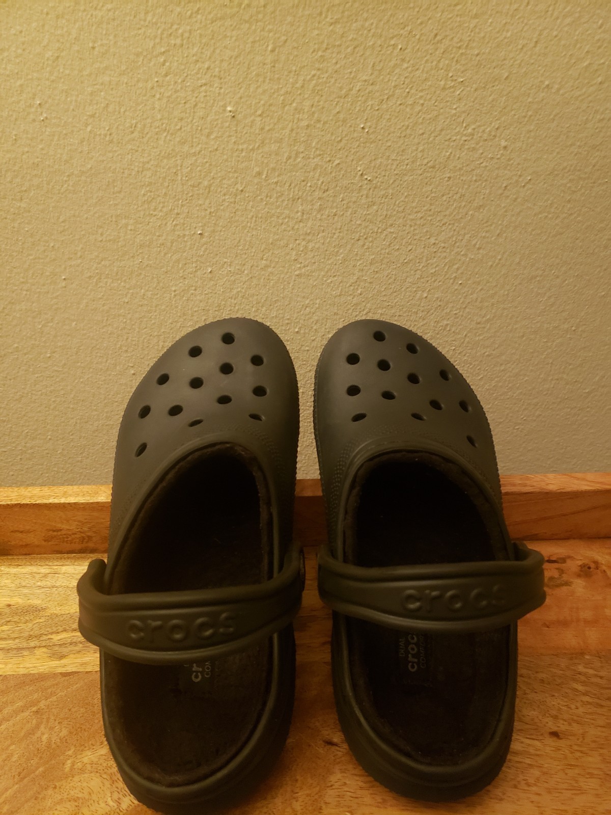 Crocs Classic Dual Comfort Clogs, Slip-On, Black, Logo Strap, Woman’s 9, CLEAN!