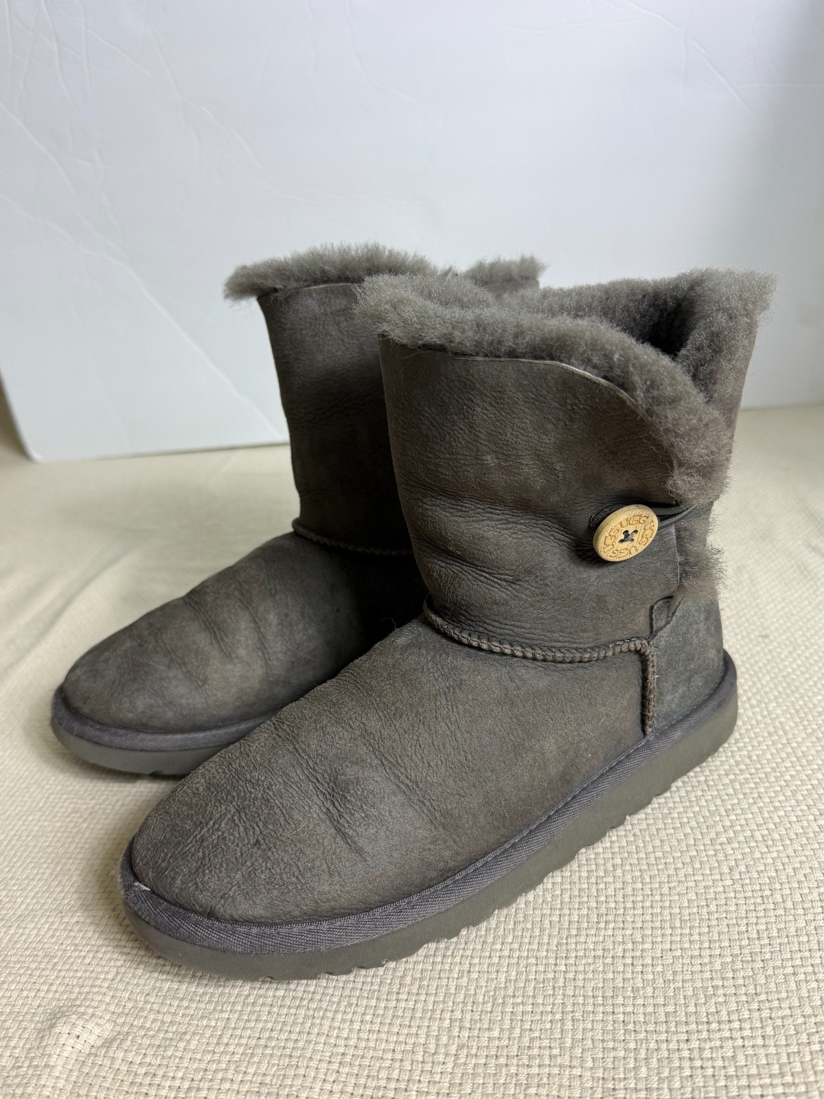 UGG Australia Bailey Button Gray Sheepskin Winter Boots Women’s Size 6