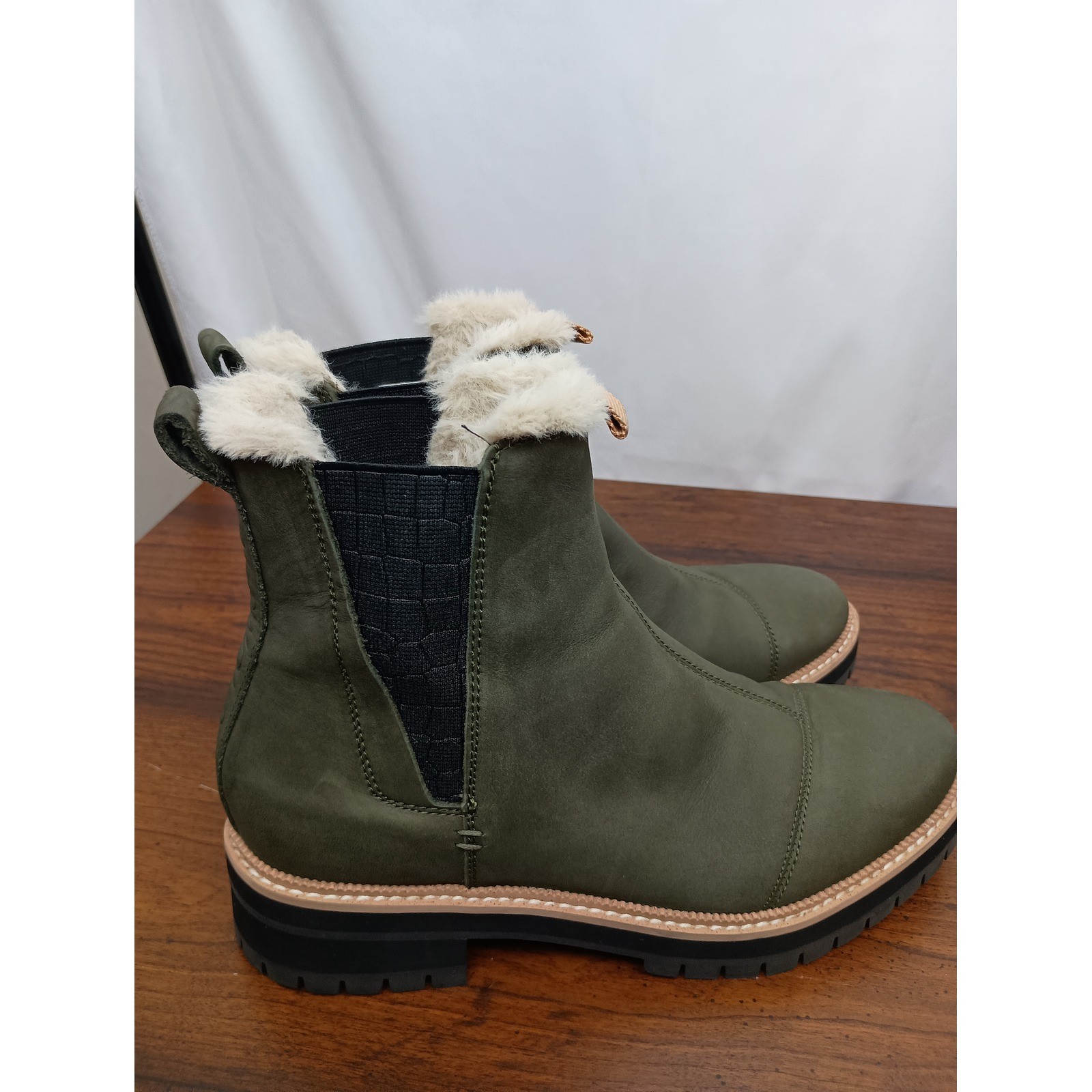 Toms 8.5 green Dakota Faux Fur Lined Chelsea leather outdoors winter fall Boot