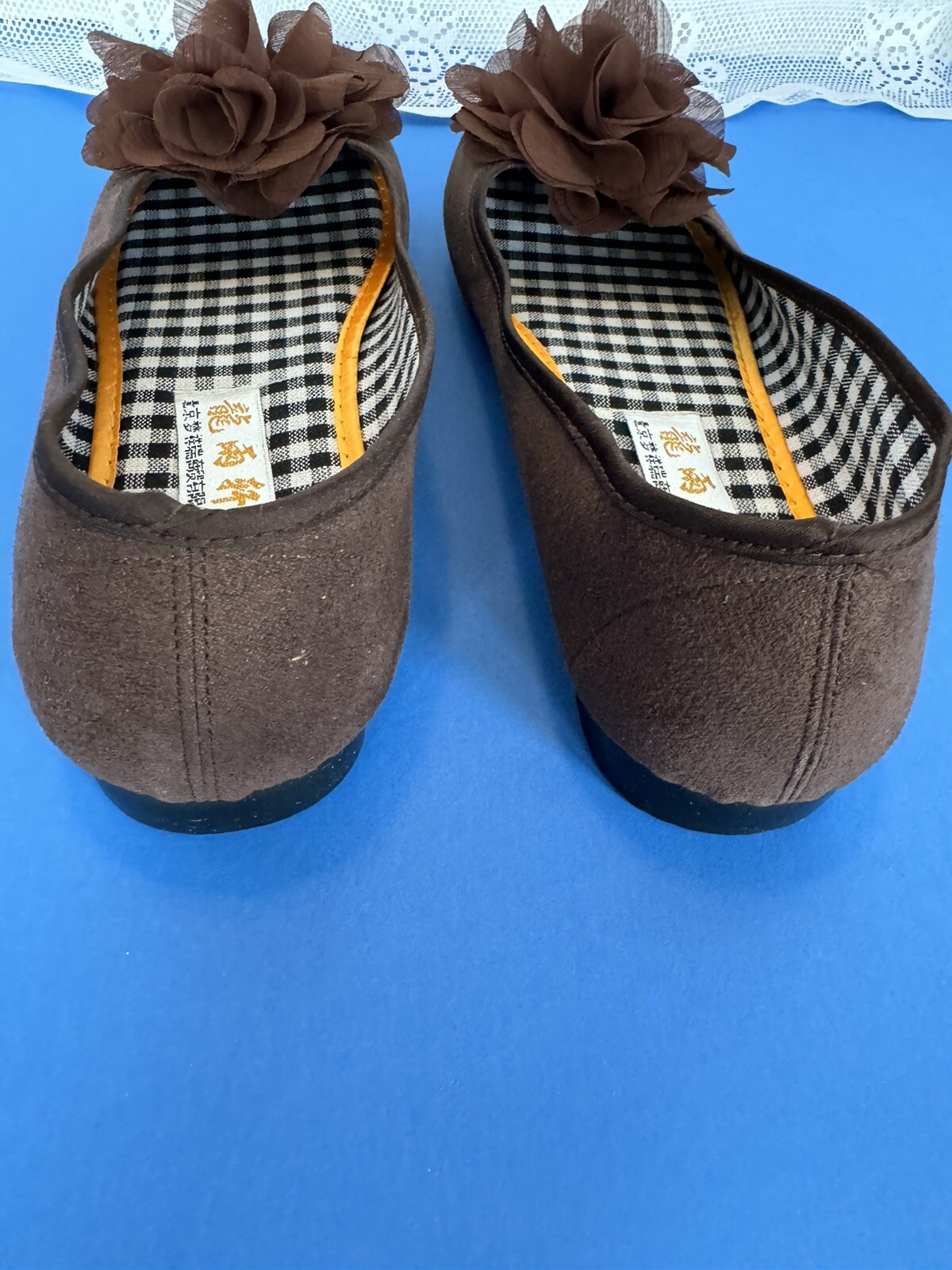 XIUXIAN WOMEN’S BEAUTIFUL SLIP ONS / SIZE 250 OR SIZE 9 M / SUPER CLEAN AND NEW
