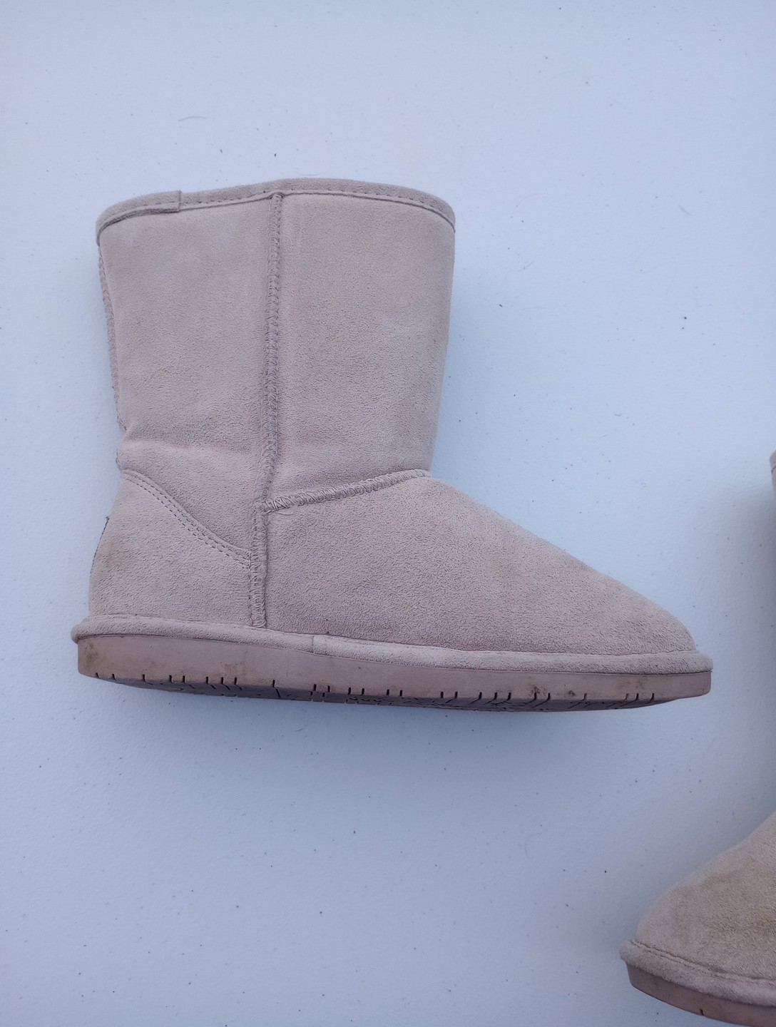 BEARPAW 608W- Emma Short Suede Boot 8.5 Sand