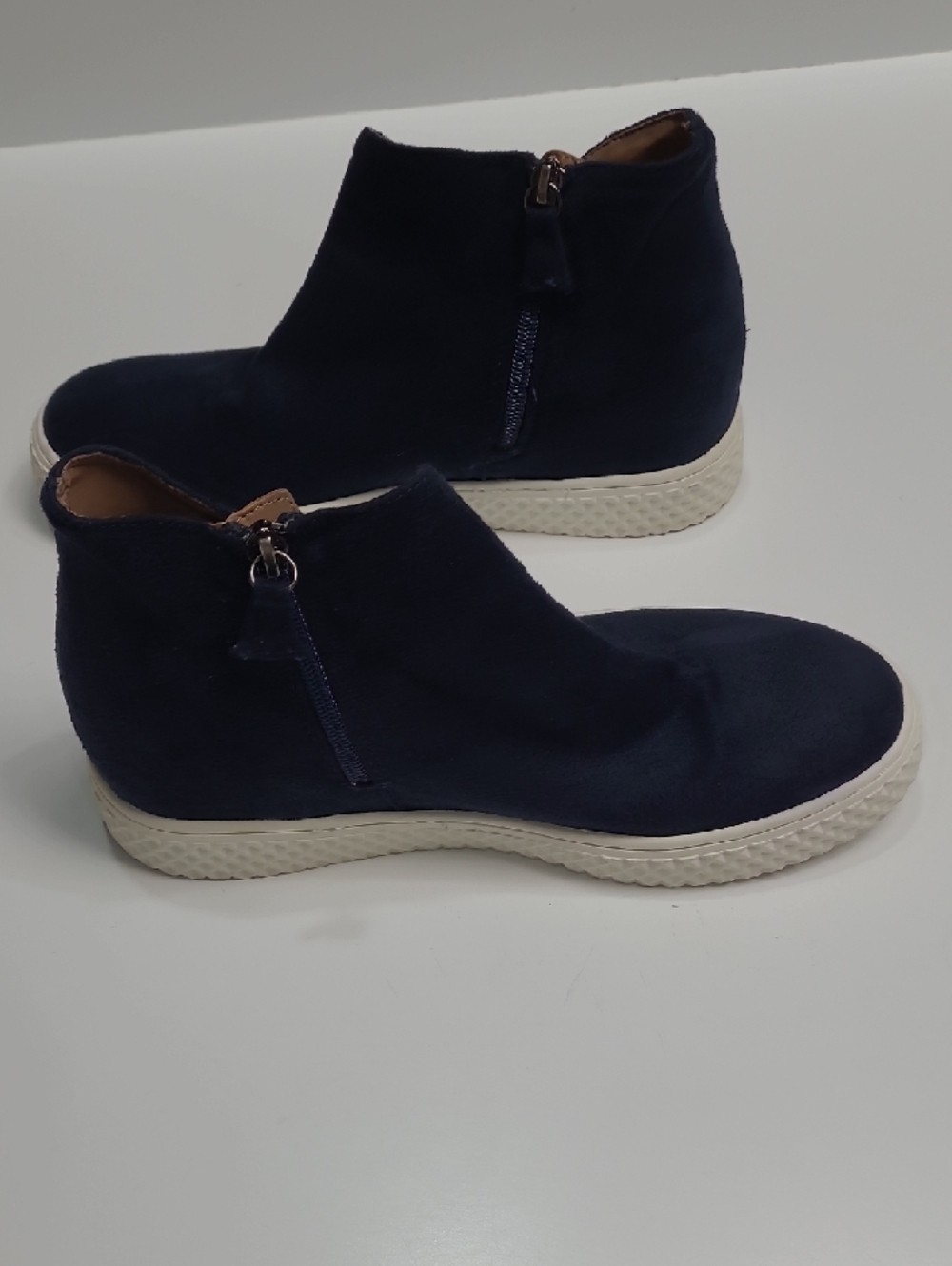 Aerosoles Zirah Navy Slip-On Ankle Boots with White Contrast Sole – Size 9