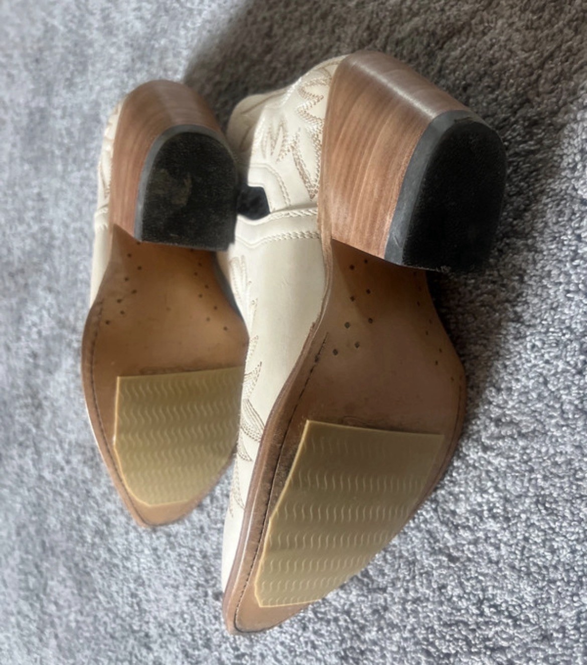 Women’s Ariat Women’s Dixon Ivory Leather Western Bootie 9