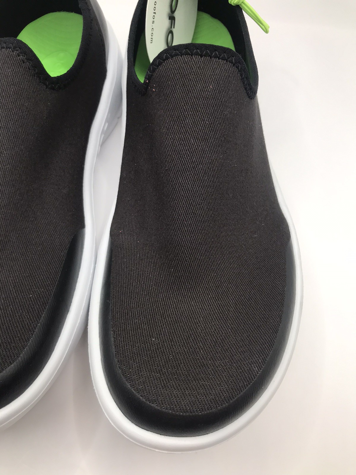 WOMEN’S OOFOS BLACK/WHITE OOMG EEZEE SLIP ON RECOVERY COMFORT SHOE SIZE 8.5 NWT