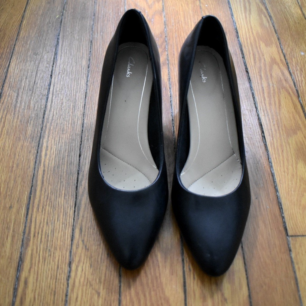Clarks Classic Office & Business Casual Black Leather Pointed-Toe Heels Size 8