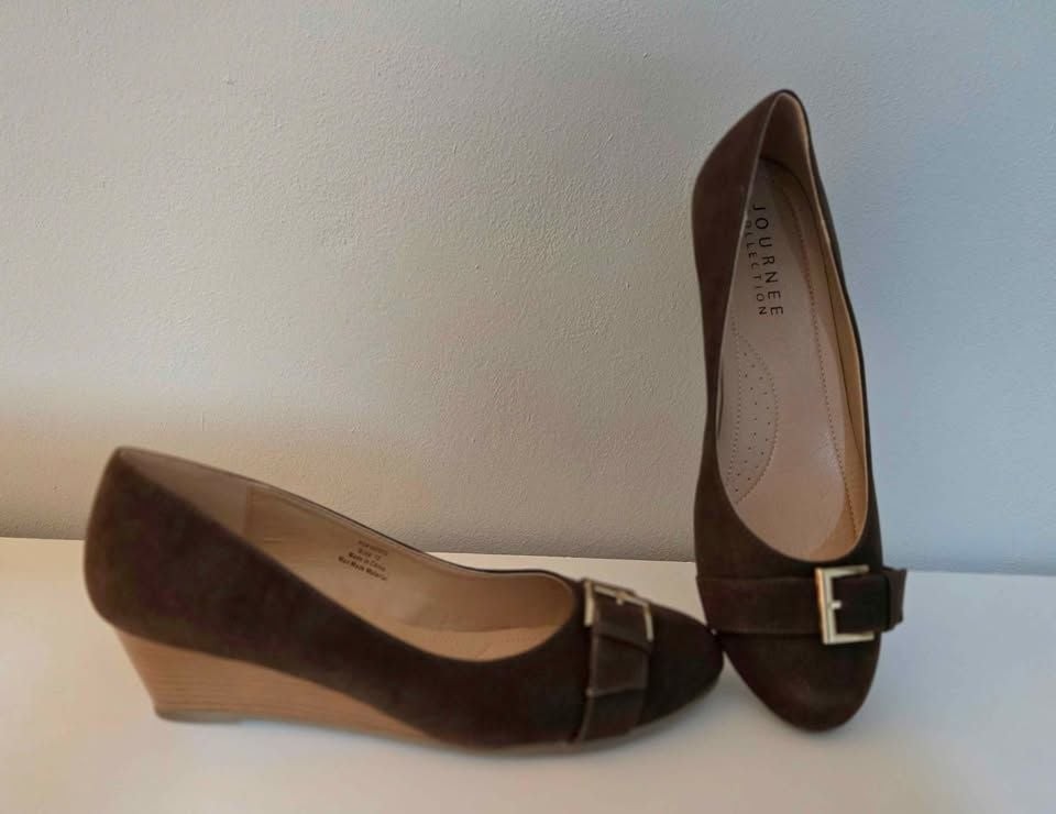 NEW!! Journee Collection Medium and Wide Width Women’s Comfort Graysn Brown – Si