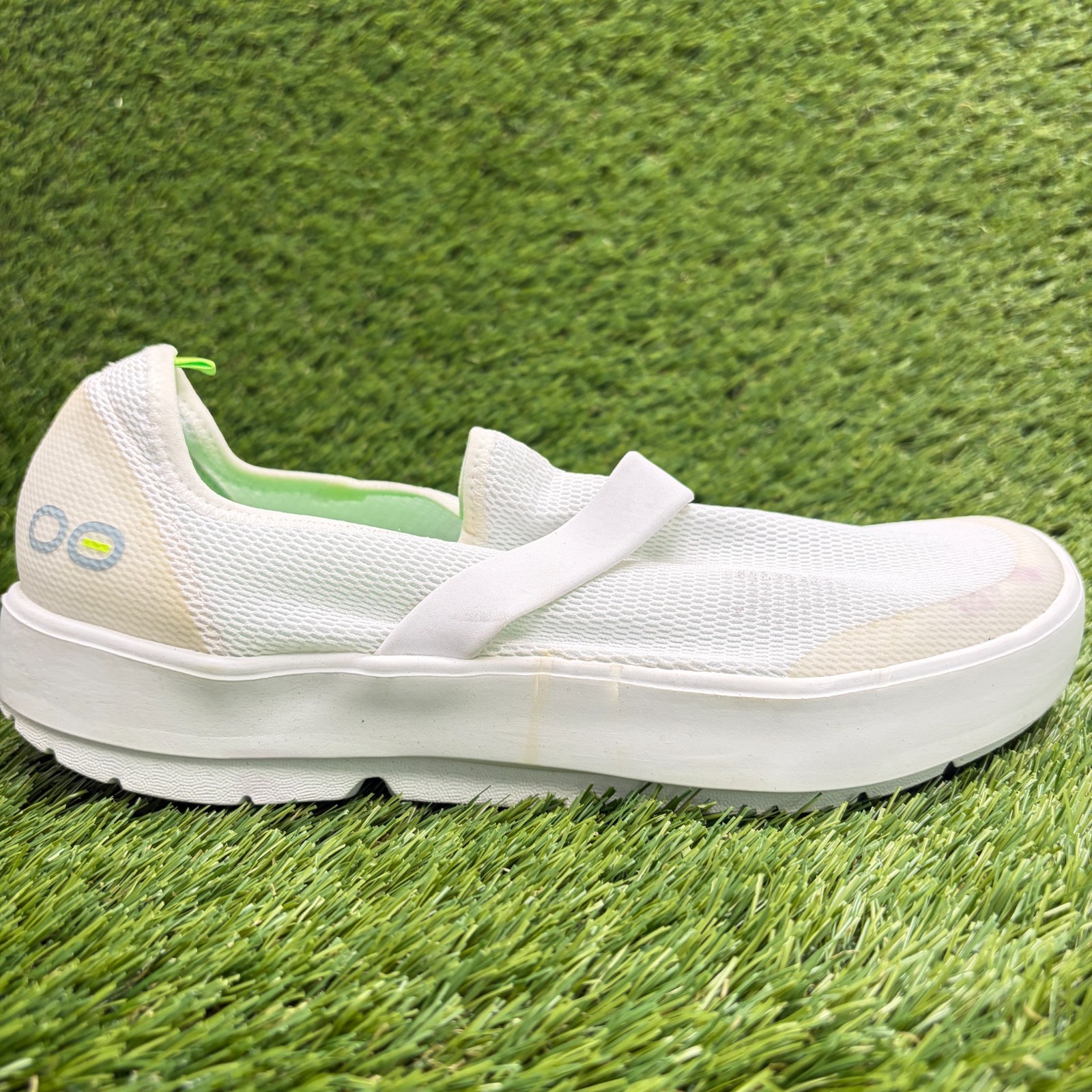 OOFOS OOmg eeZee Low Womens Size 11 White Casual Walking Slip On Recovery Shoes