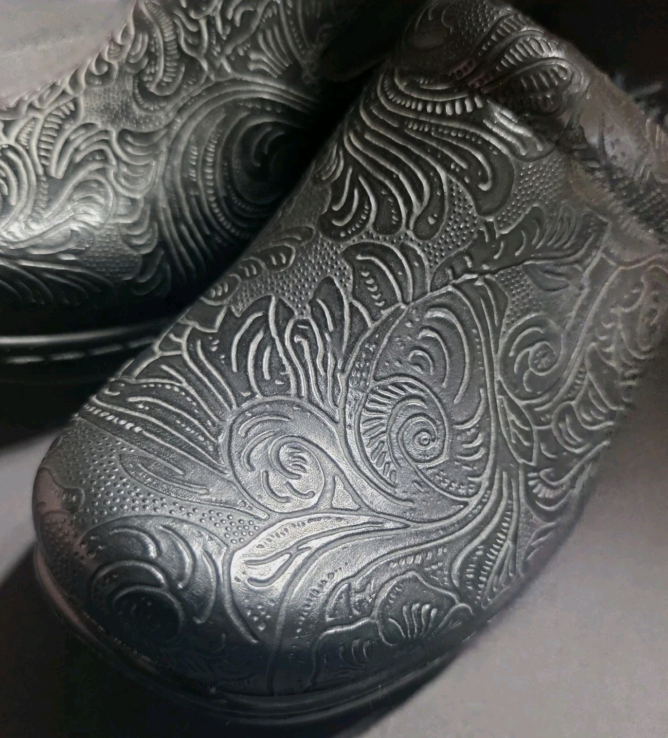 Yuu Bethanee Black Tooled Embossed Leather Floral Paisley Clogs Slip-On Shoes 8W