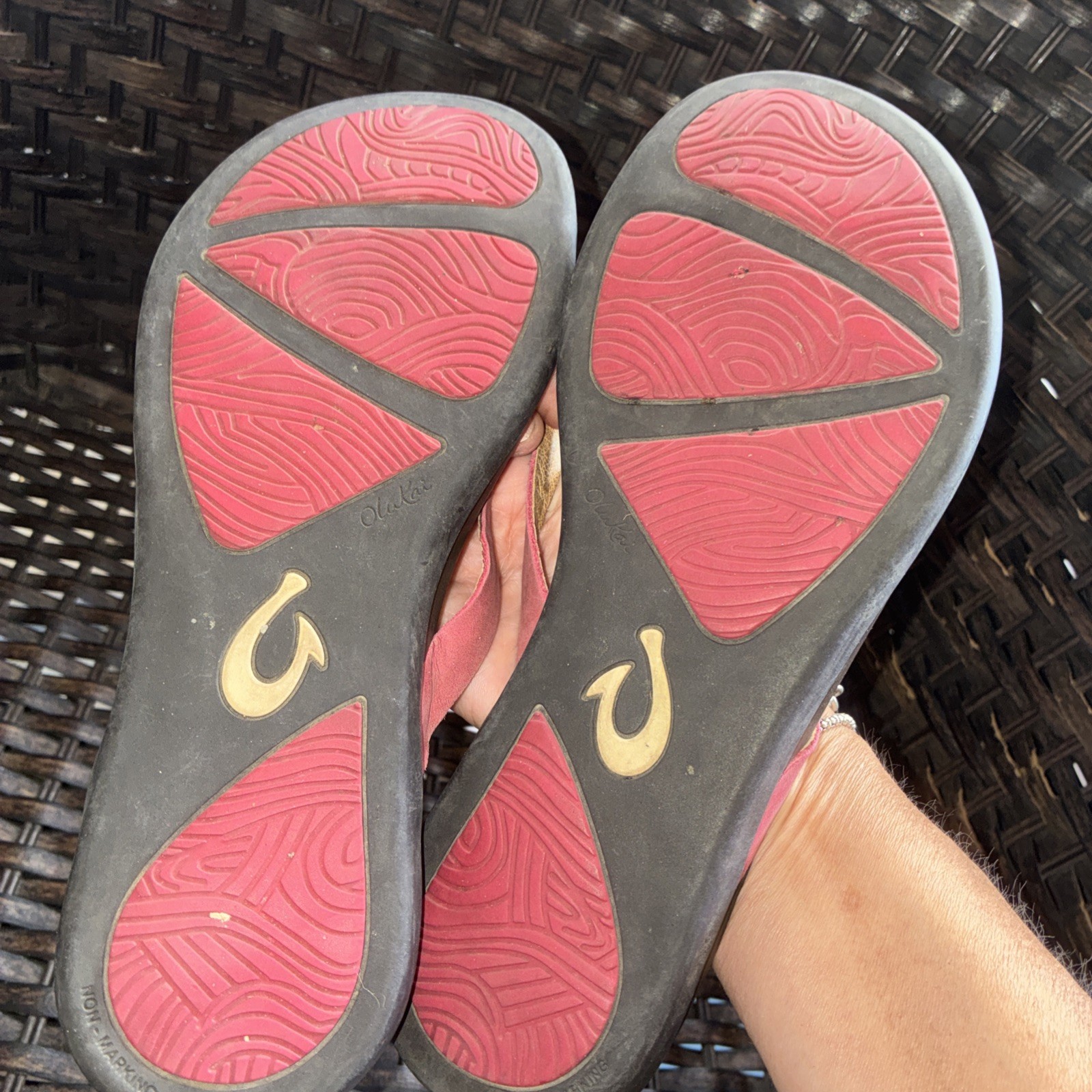 Olukai Ho Opio Women’s Pink Gray Leather Synthetic Flip Flop Sandal Size 8