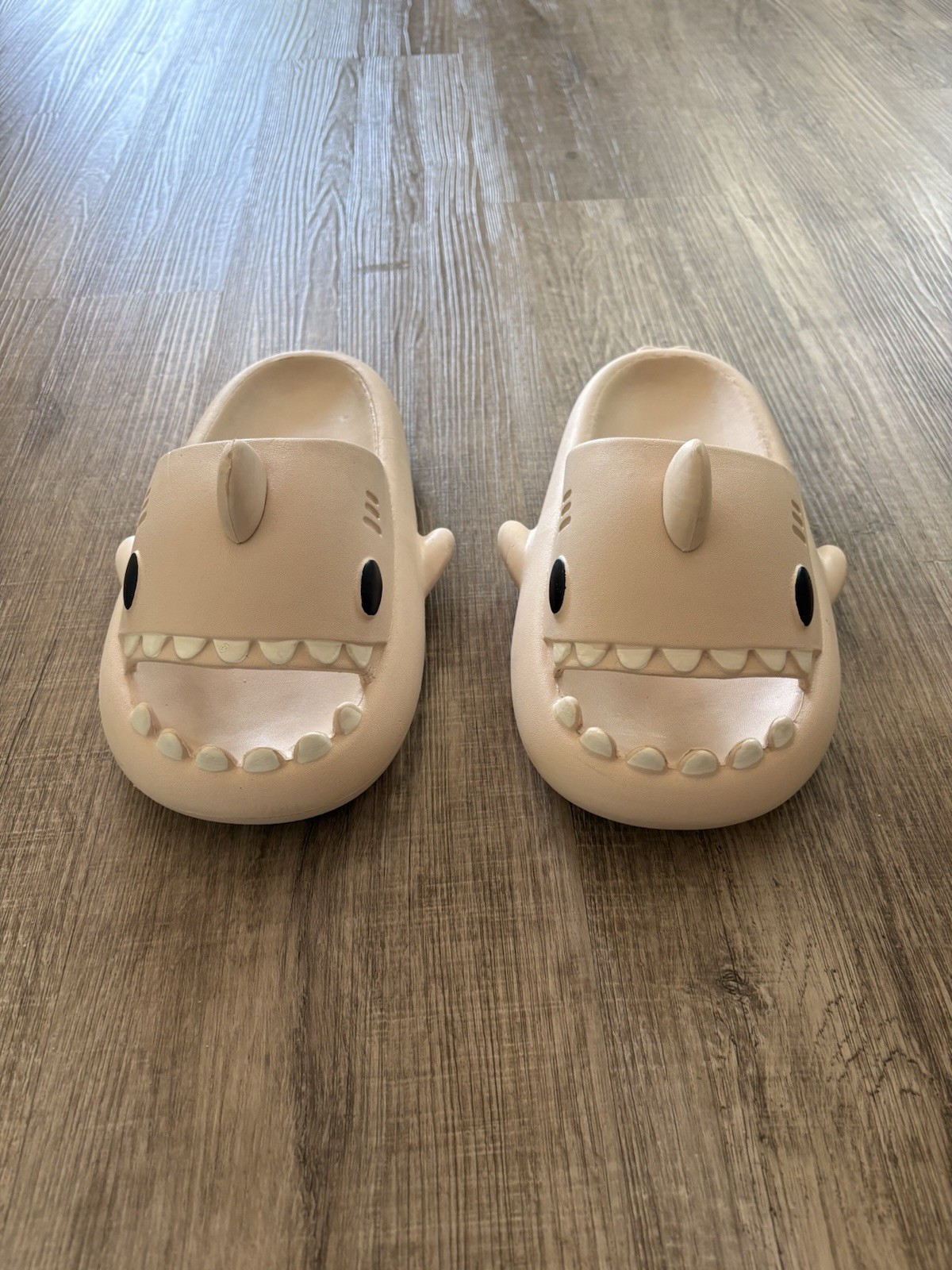 Shark Slides Unisex Cloud Slippers/Beach sandals With Thick Sole Size 40-41 EU