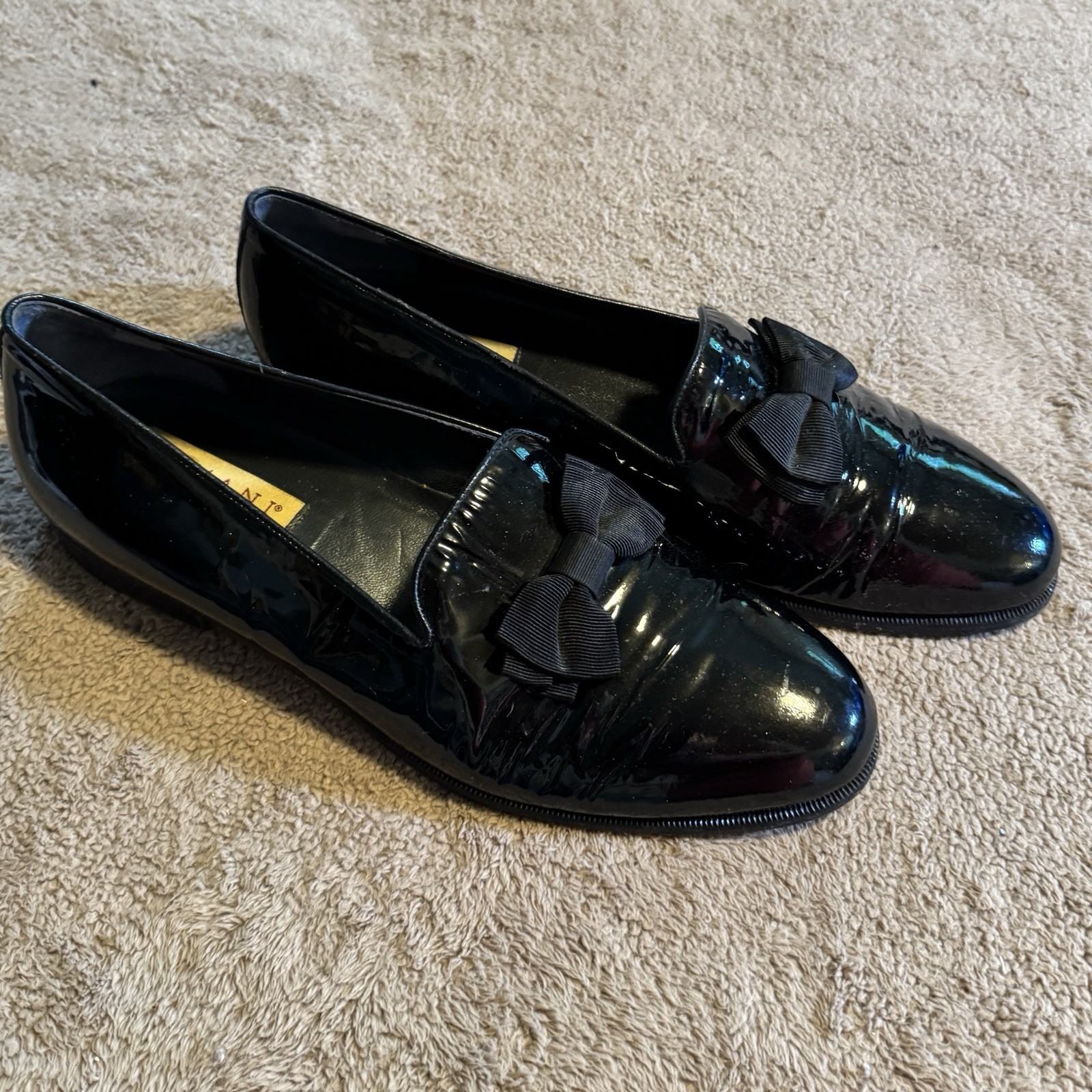 DOMANI BY JOHNSTON & MURPHY black patent leather flats with bow accent Size 10 M