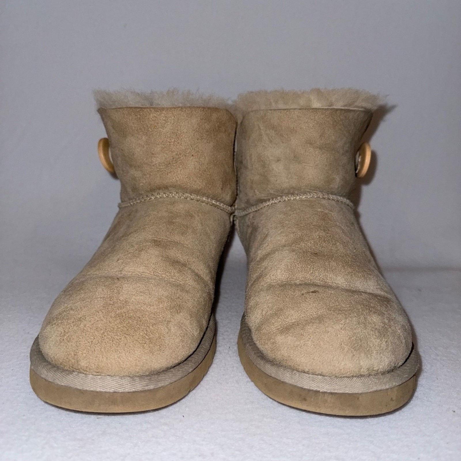 UGG Mini Bailey Button Boots 3352 Women’s 9 Sheepskin Suede Tan Beige
