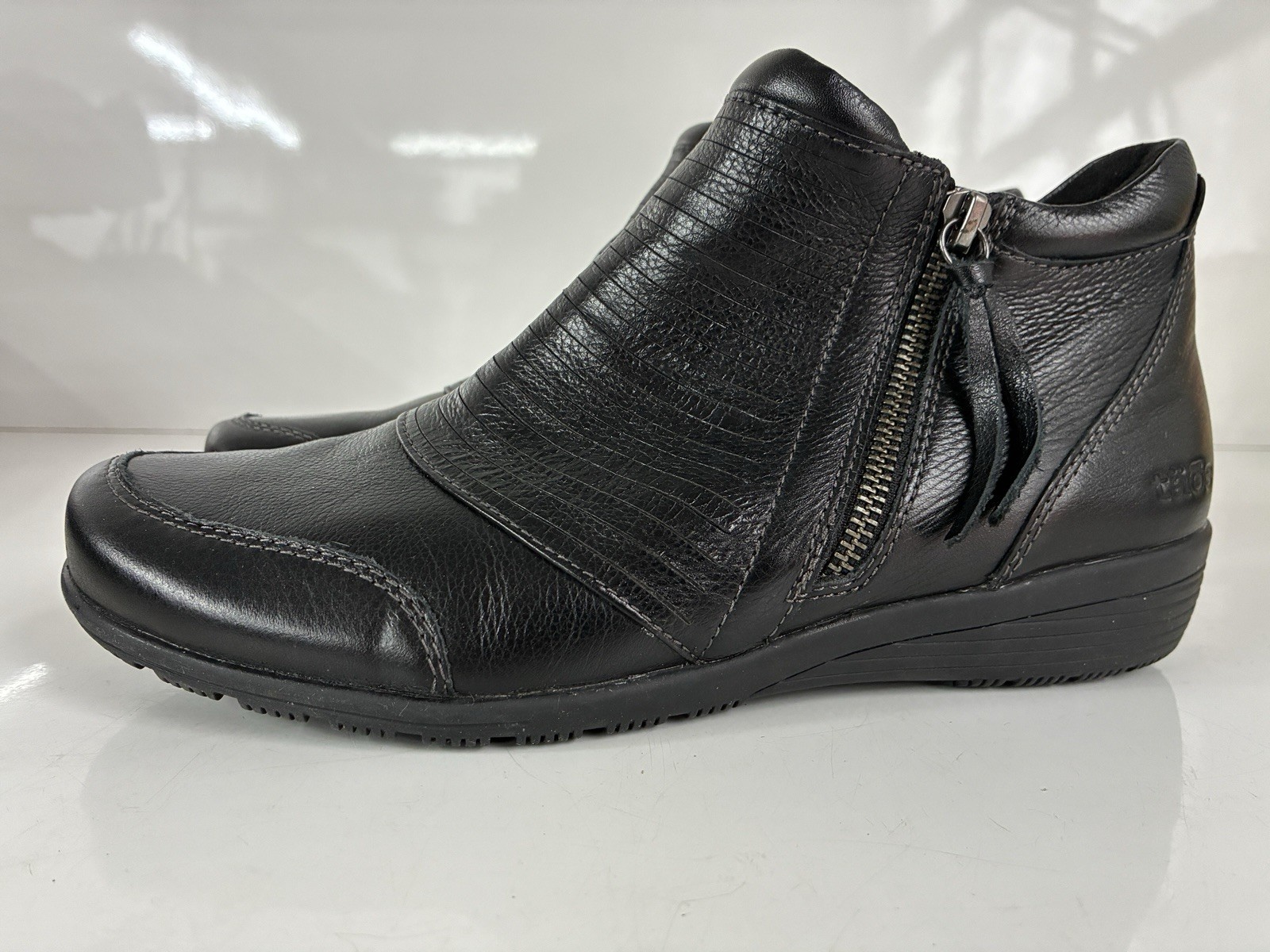 Taos Women’s Habit (HAB-13939) Leather Bootie Black Size 9 W Ankle Logo Zipper