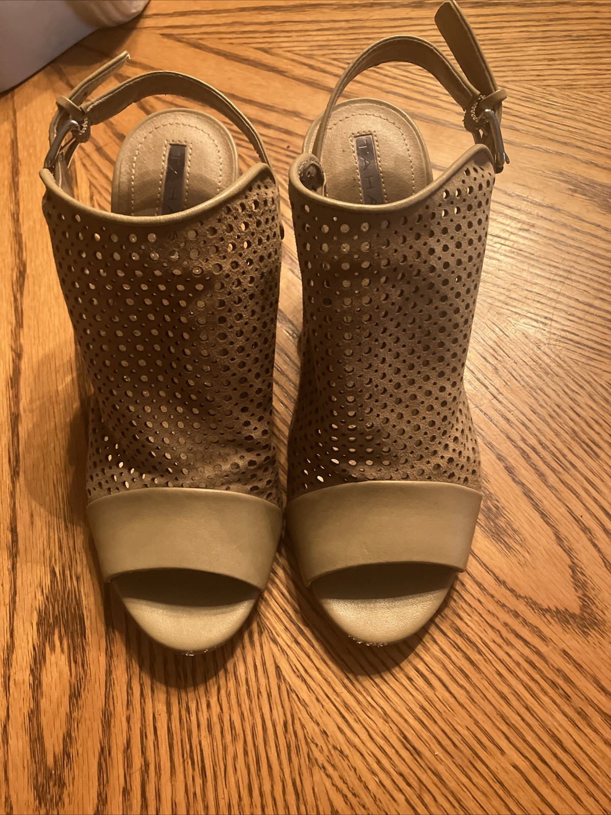 Tahari Tan Sandals Women’s 7M