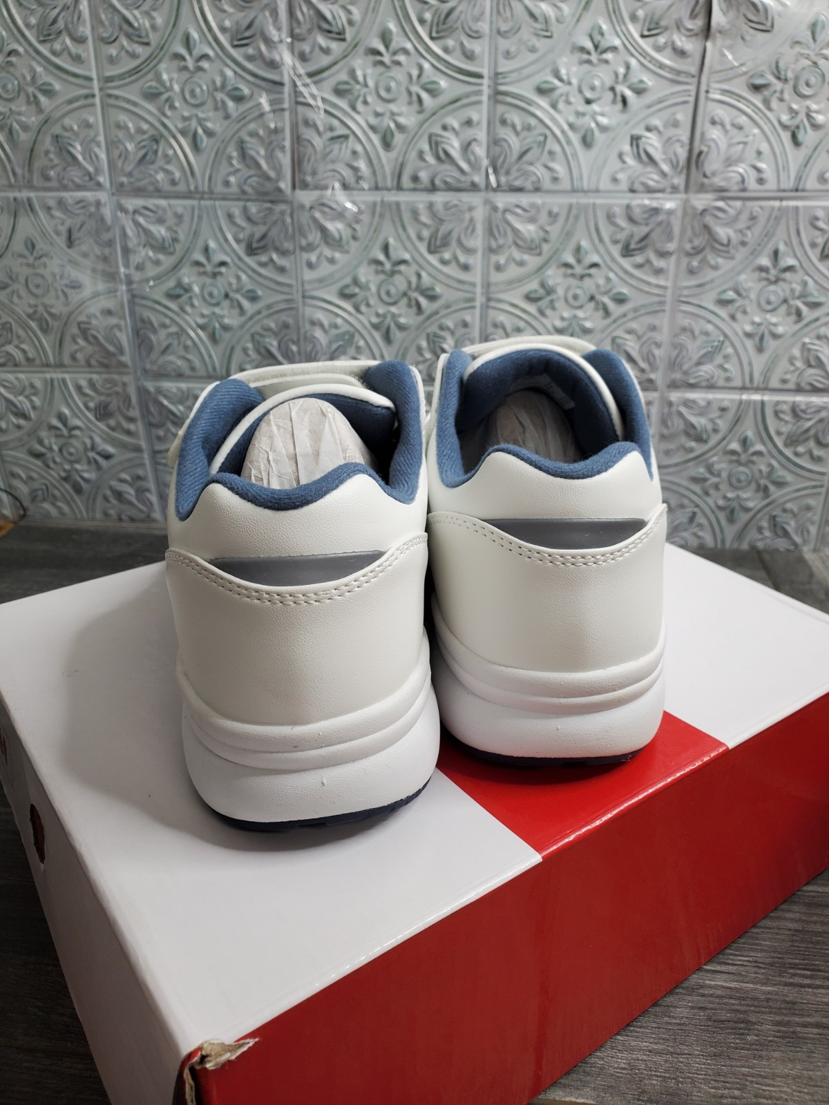 Woman’s Shoes Propet Tour Walker Strap