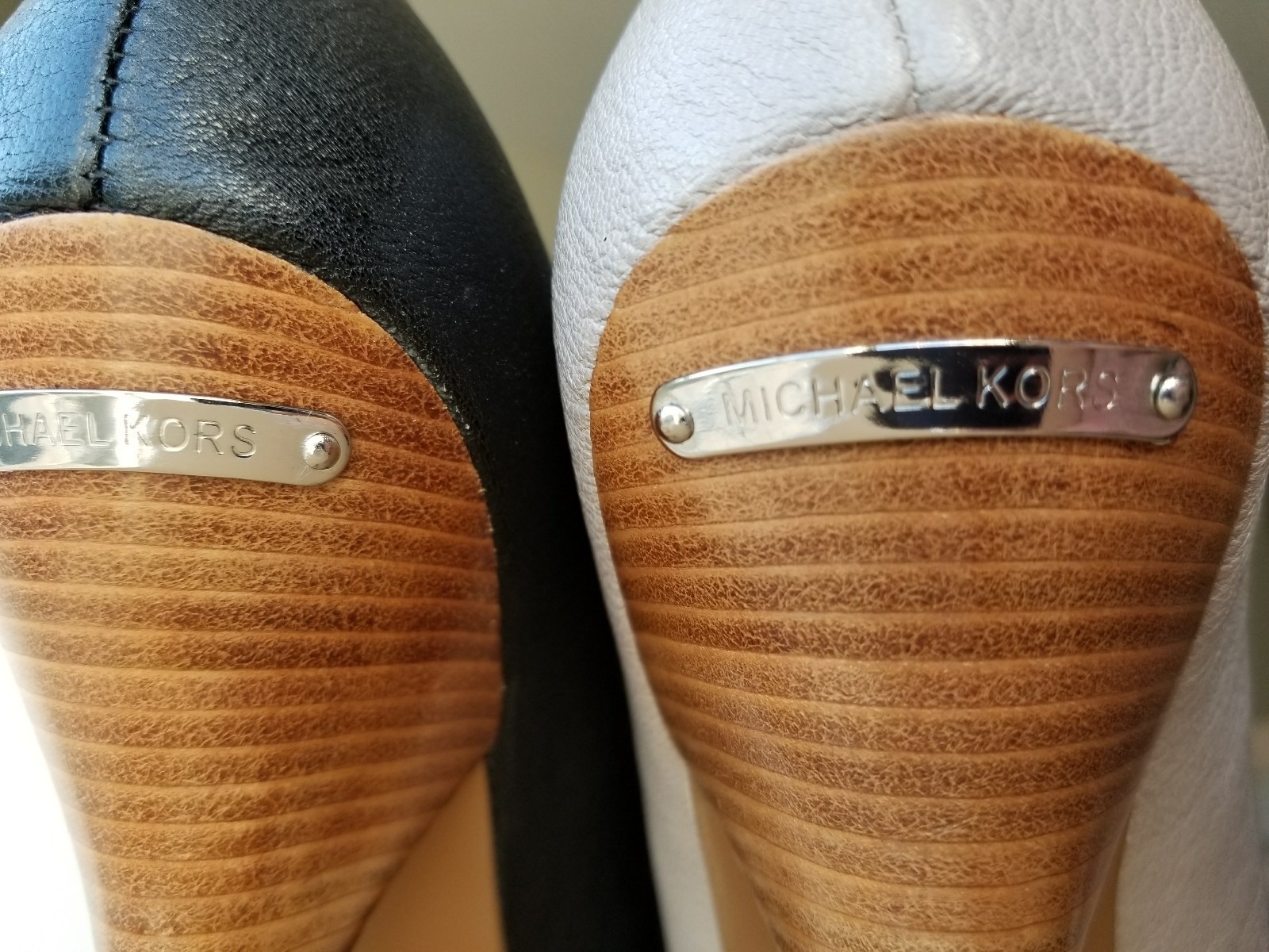 Michael KORS MK BELINDA SILVER LOGO PLATE ROUND TOE PUMPS US 10 I LOVE SHOES