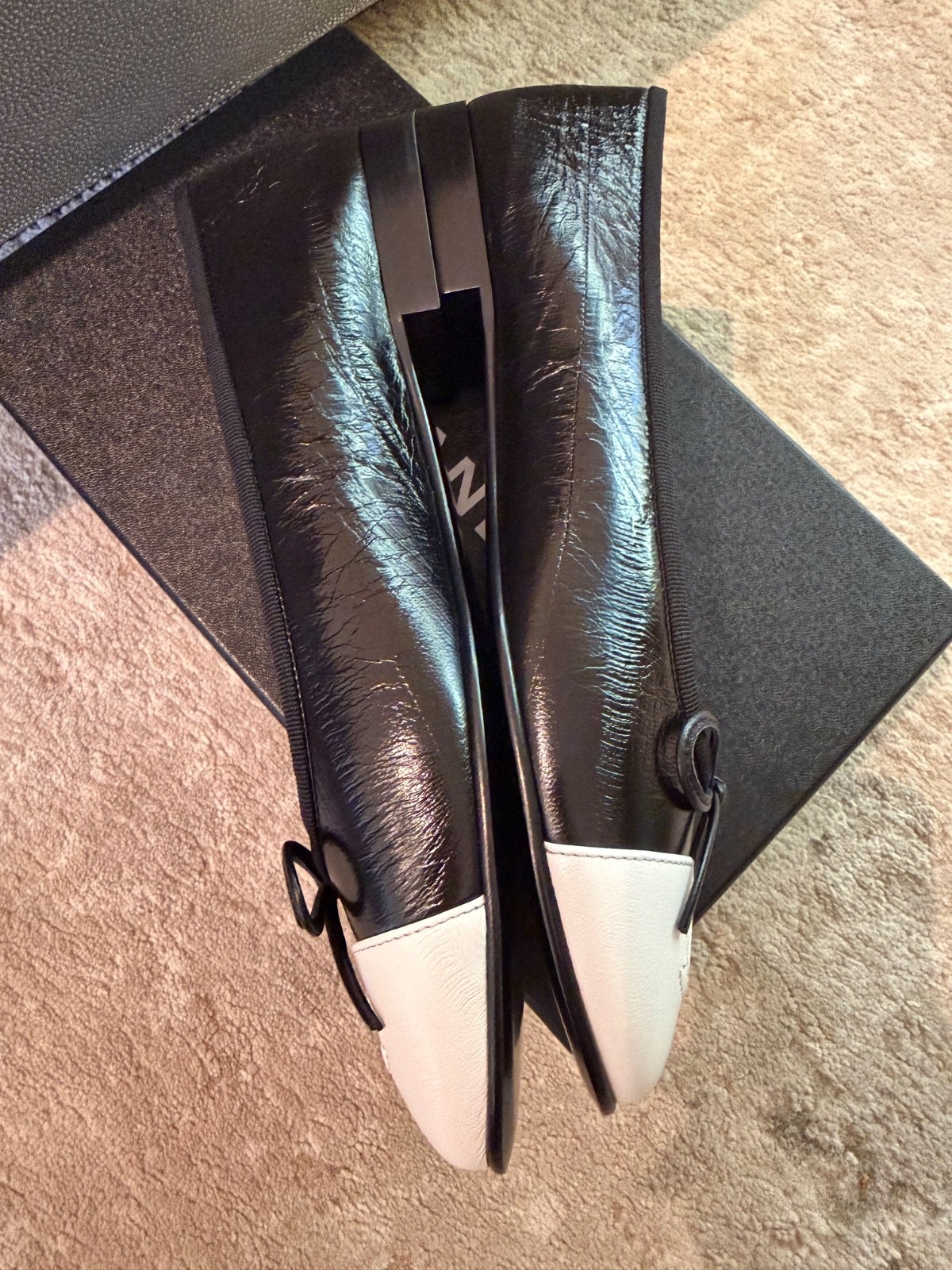 NIB Chanel 26S Black White Crumpled Shiny Lambskin CC Ballerina Flats Size 40