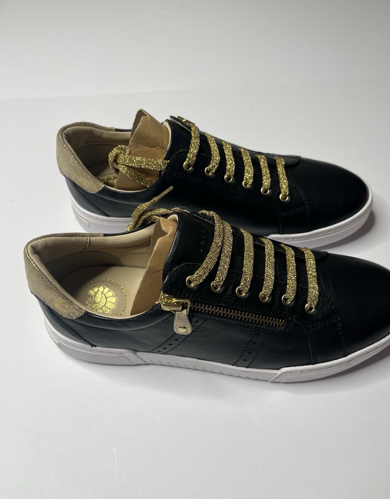 Jatarea Tara Women’s Shoes Size 8.5 Black Gold Lace-Up Sneakers New